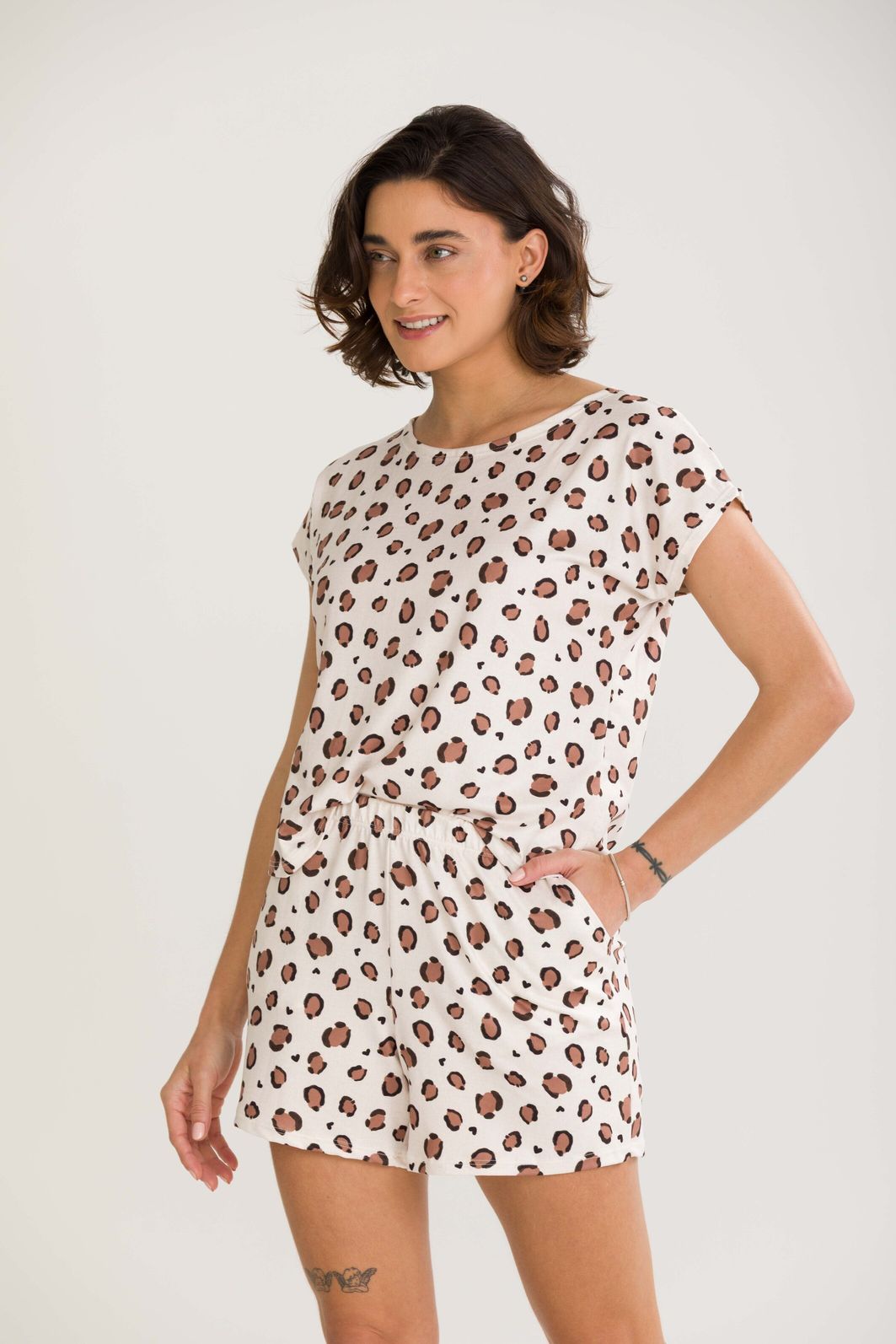PIJAMA FEMININO MANGA CURTA ONÇA E CORAÇÕES