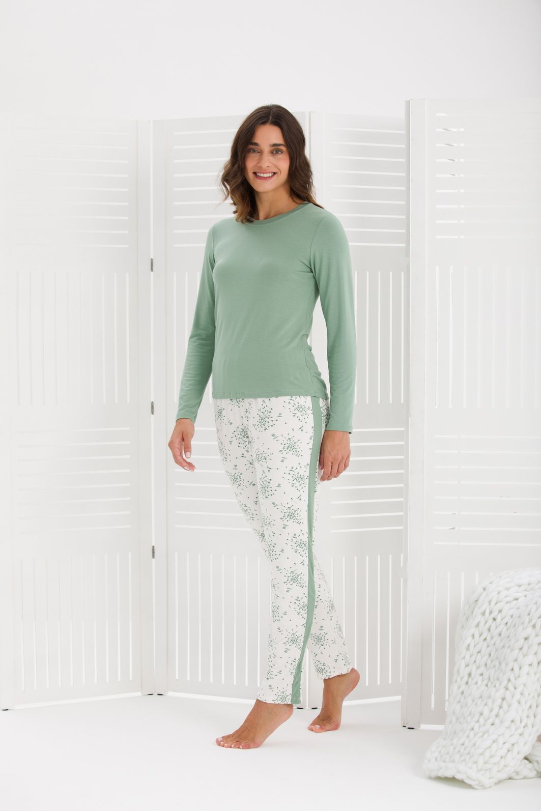 PIJAMA FEMININO MANGA LONGA VERDE CALÇA FLORAL COM RECORTE