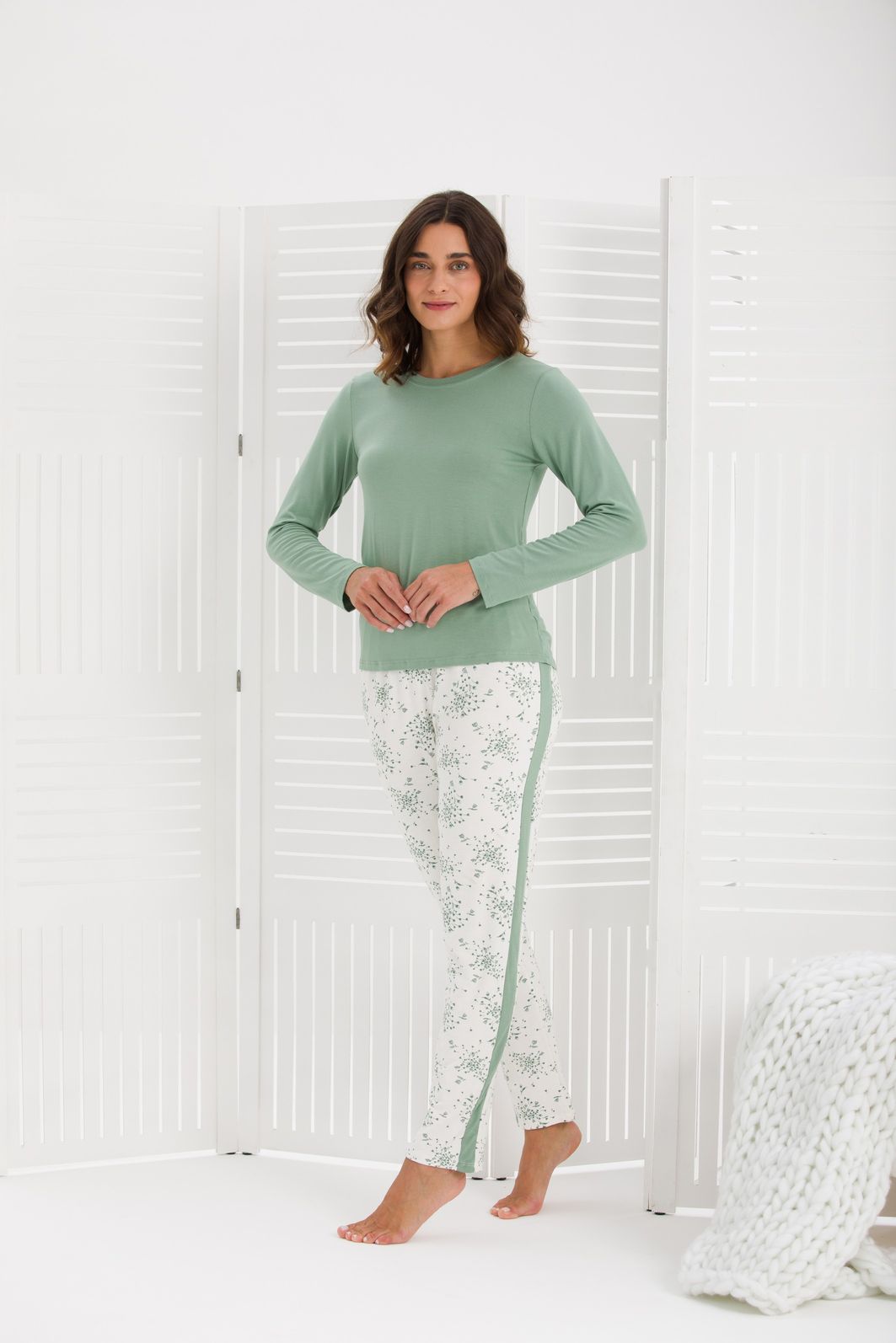 PIJAMA FEMININO MANGA LONGA VERDE CALÇA FLORAL COM RECORTE
