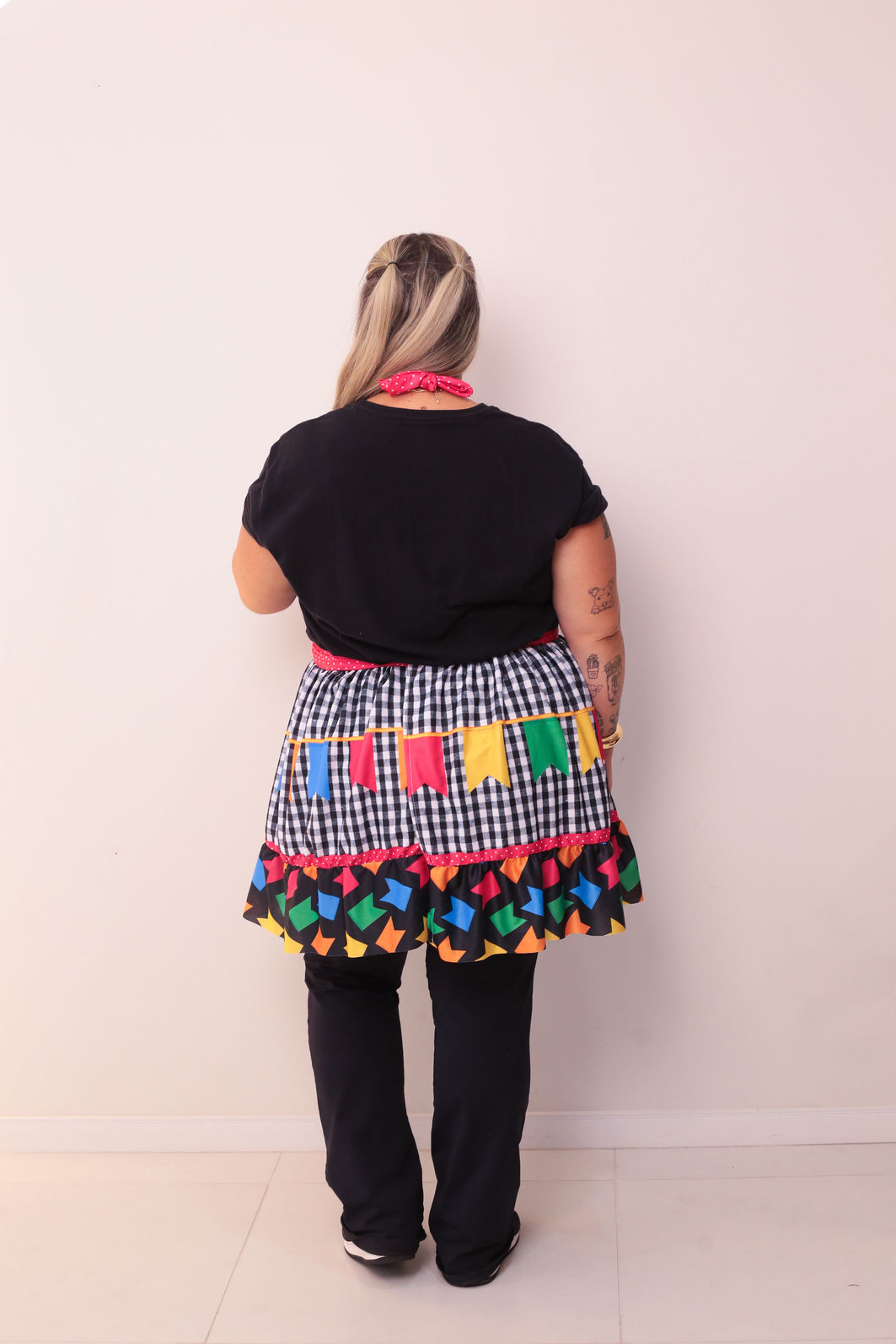 Vestido Festa Junina Xadrez Preto com Bandeirolas — Veste P ao G2 + Brinde 2 Laços Vestido Festa Junina Xadrez Preto com Bandeirolas — Veste P ao G2 + Brinde 2 Laços