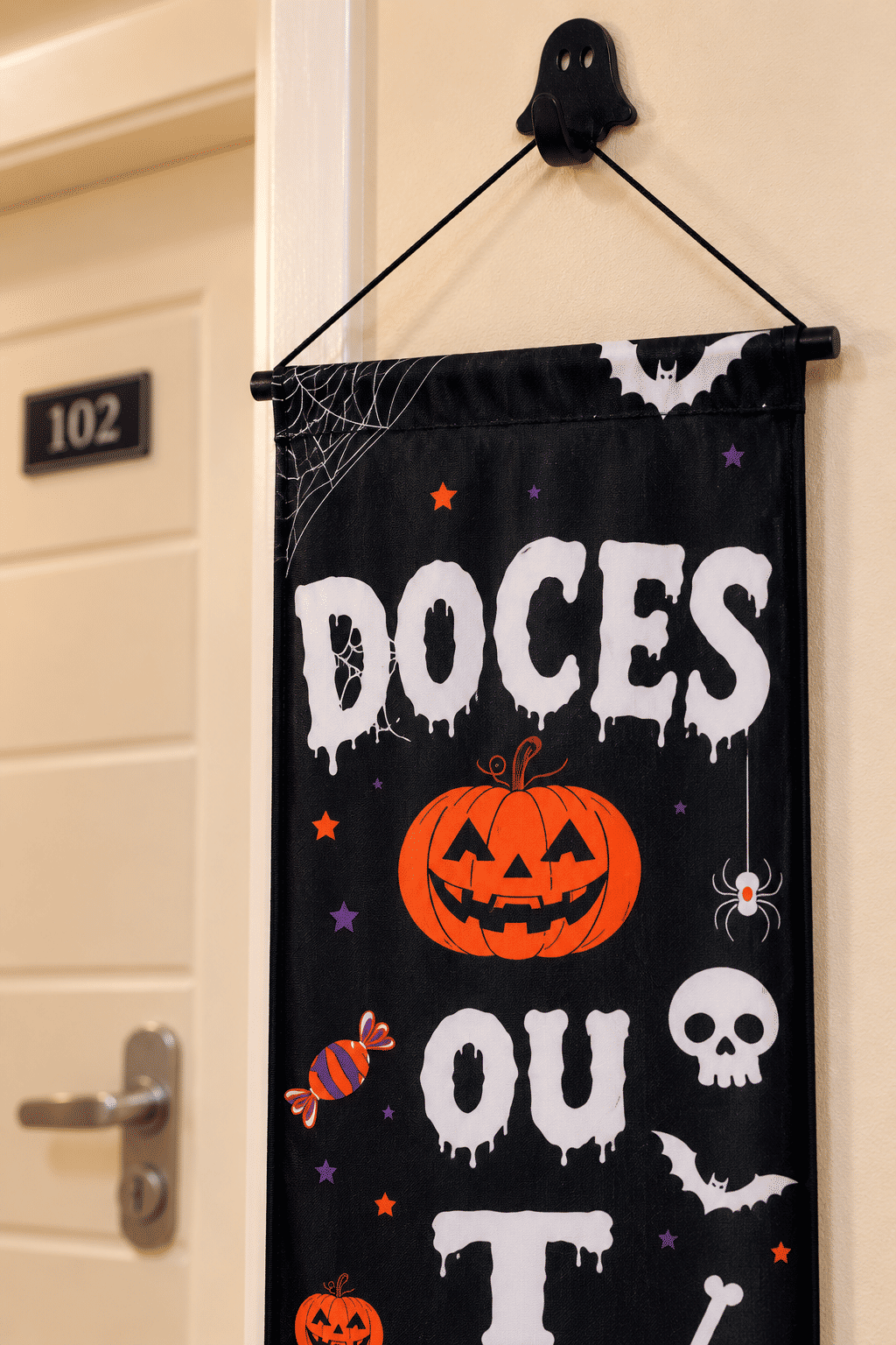 Banner Decorativo Halloween Doces ou Travessuras 1,75 m com Gancho Banner Decorativo Halloween Doces ou Travessuras 1,75 m com Gancho