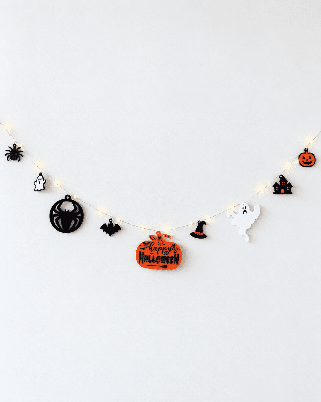 Kit 11 Penduricalhos Halloween com Fio de LED e Bateria Kit 11 Penduricalhos Halloween com Fio de LED e Bateria