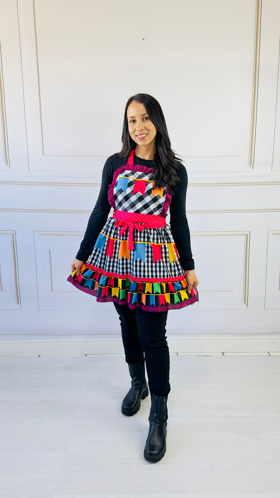Vestido Festa Junina Xadrez Preto com Bandeirolas — Veste P ao G2 + Brinde 2 Laços Vestido Festa Junina Xadrez Preto com Bandeirolas — Veste P ao G2 + Brinde 2 Laços