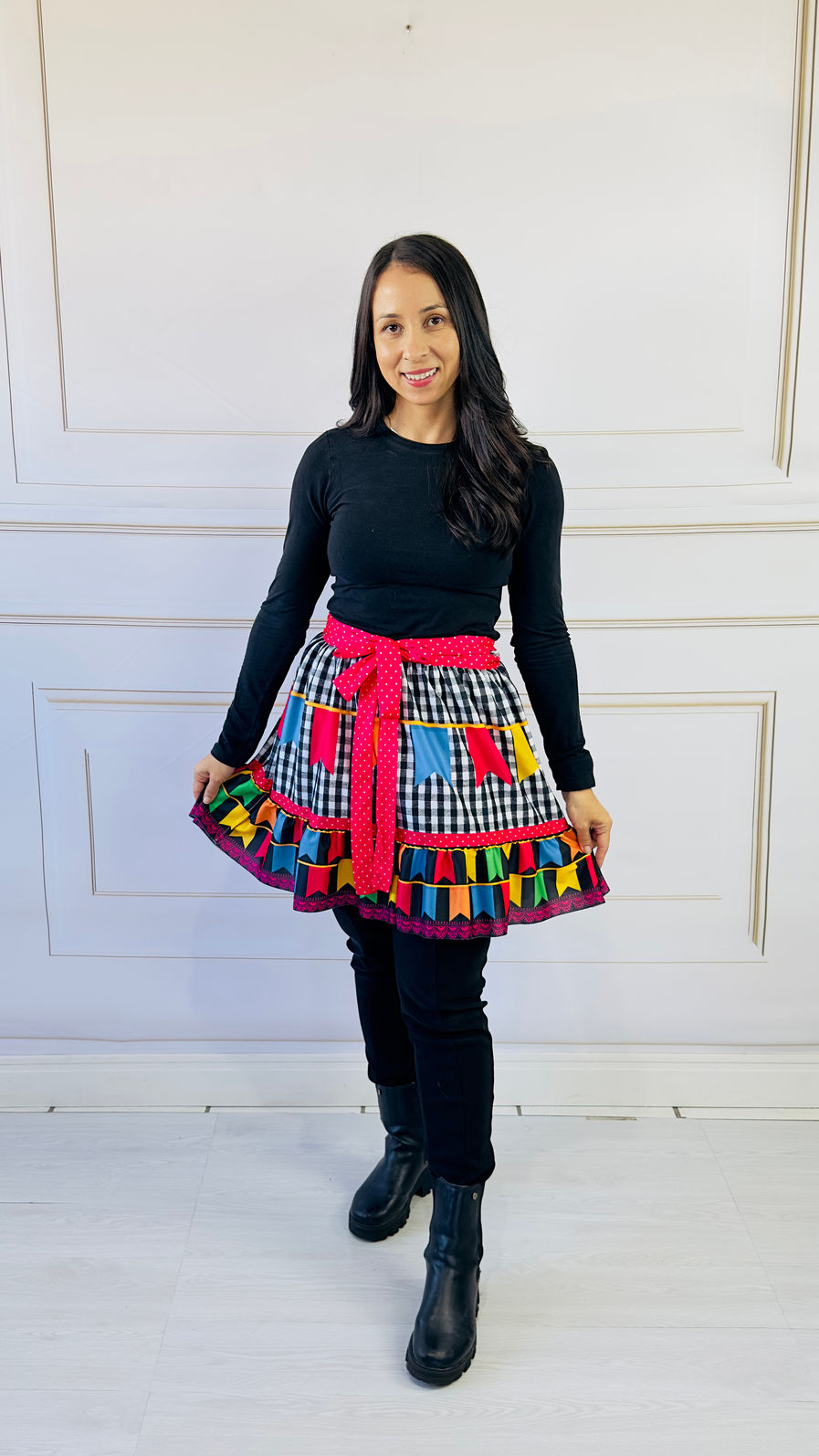 Vestido Festa Junina Xadrez Preto com Bandeirolas — Veste P ao G2 + Brinde 2 Laços Vestido Festa Junina Xadrez Preto com Bandeirolas — Veste P ao G2 + Brinde 2 Laços