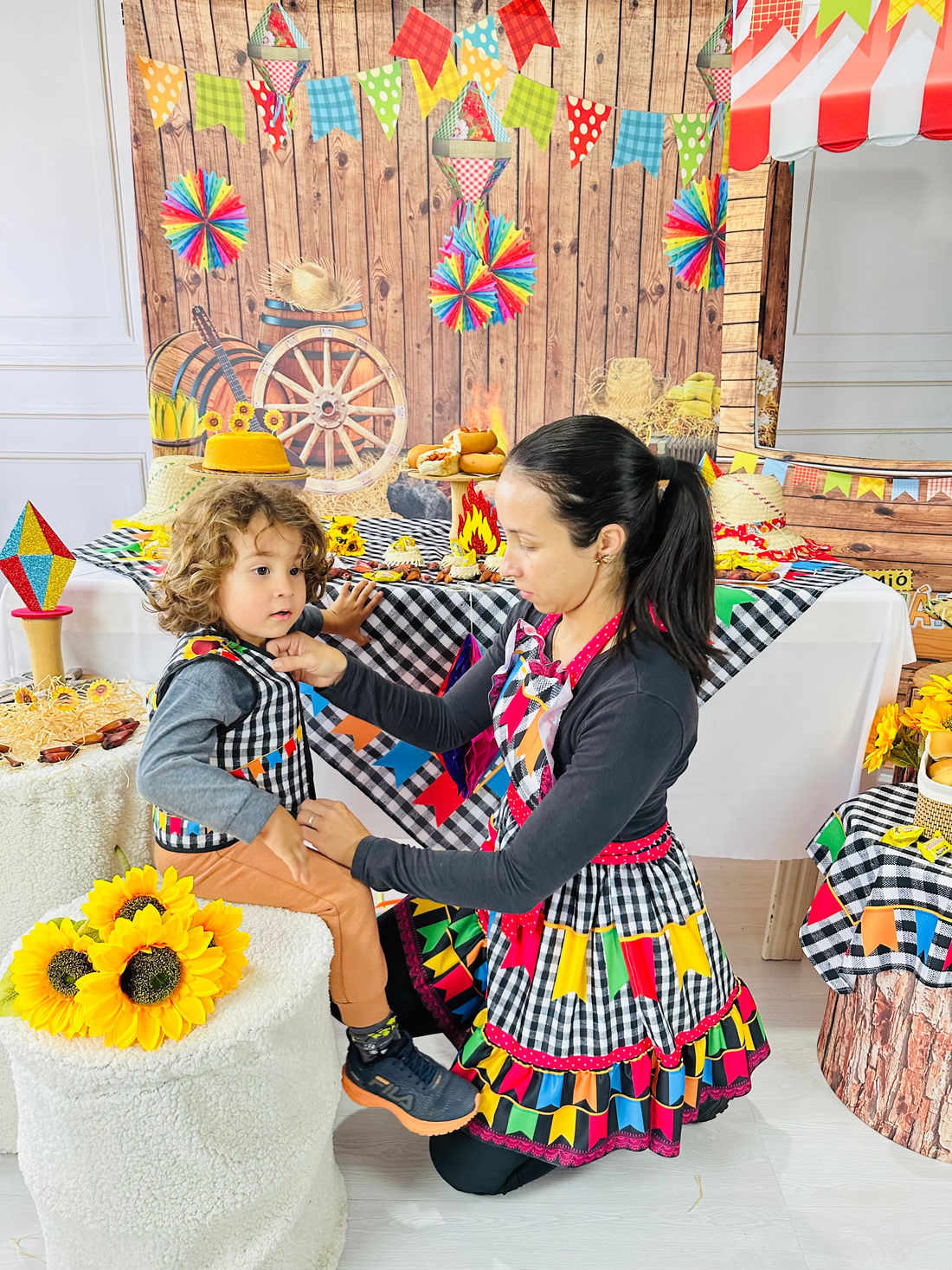 Vestido Festa Junina Xadrez Preto com Bandeirolas — Veste P ao G2 + Brinde 2 Laços Vestido Festa Junina Xadrez Preto com Bandeirolas — Veste P ao G2 + Brinde 2 Laços