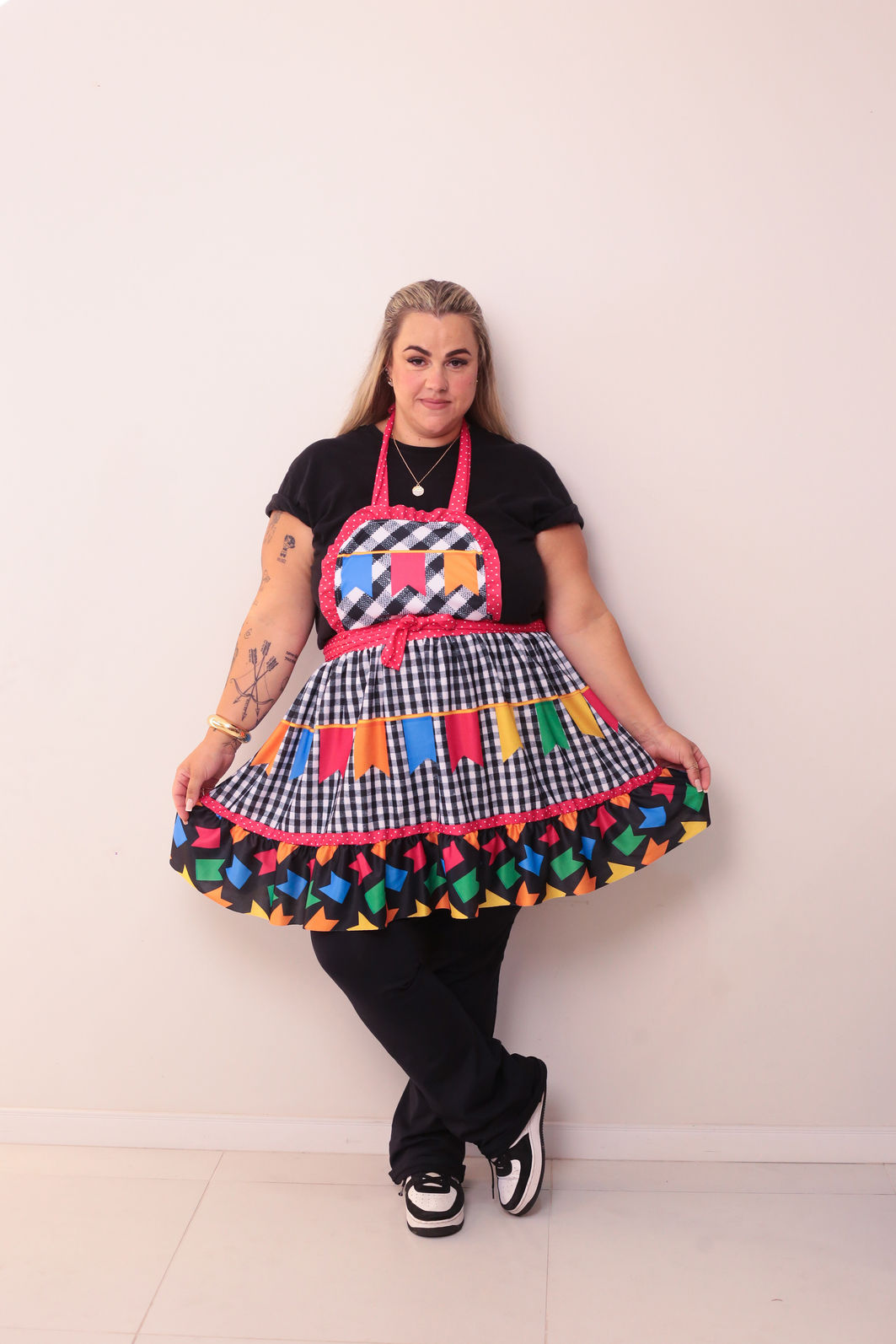 Vestido Festa Junina Xadrez Preto com Bandeirolas — Veste P ao G2 + Brinde 2 Laços Vestido Festa Junina Xadrez Preto com Bandeirolas — Veste P ao G2 + Brinde 2 Laços