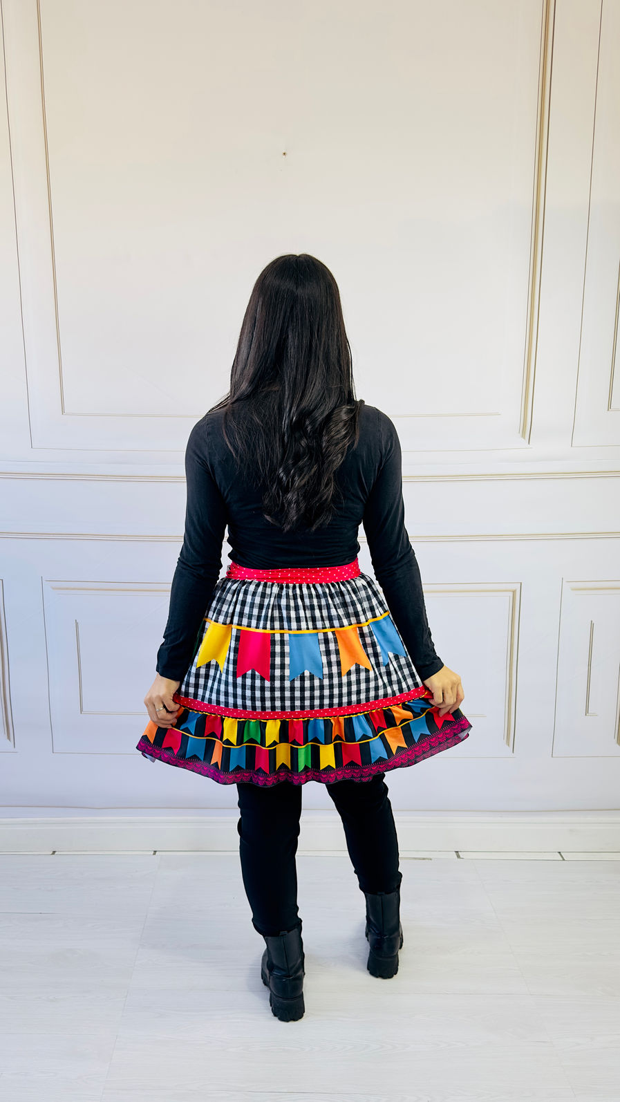 Vestido Festa Junina Xadrez Preto com Bandeirolas — Veste P ao G2 + Brinde 2 Laços Vestido Festa Junina Xadrez Preto com Bandeirolas — Veste P ao G2 + Brinde 2 Laços