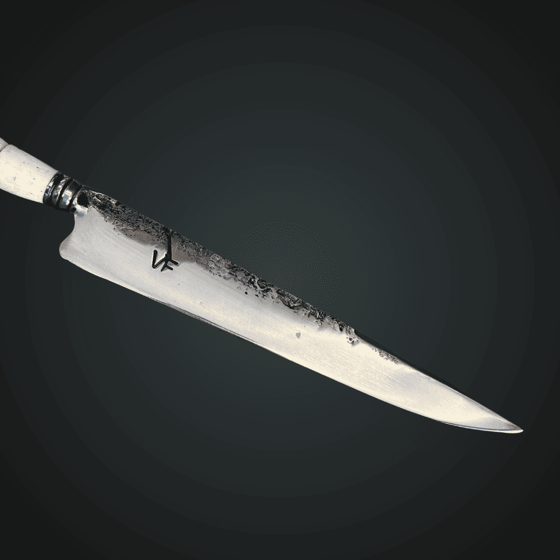 Faca Churrasco Forjada 10“ VF Carbono 5160 - Cabos Torneado Osso - Bainha Couro Cru Faca Churrasco Forjada 10“ VF Carbono 5160 - Cabos Torneado Osso - Bainha Couro Cru