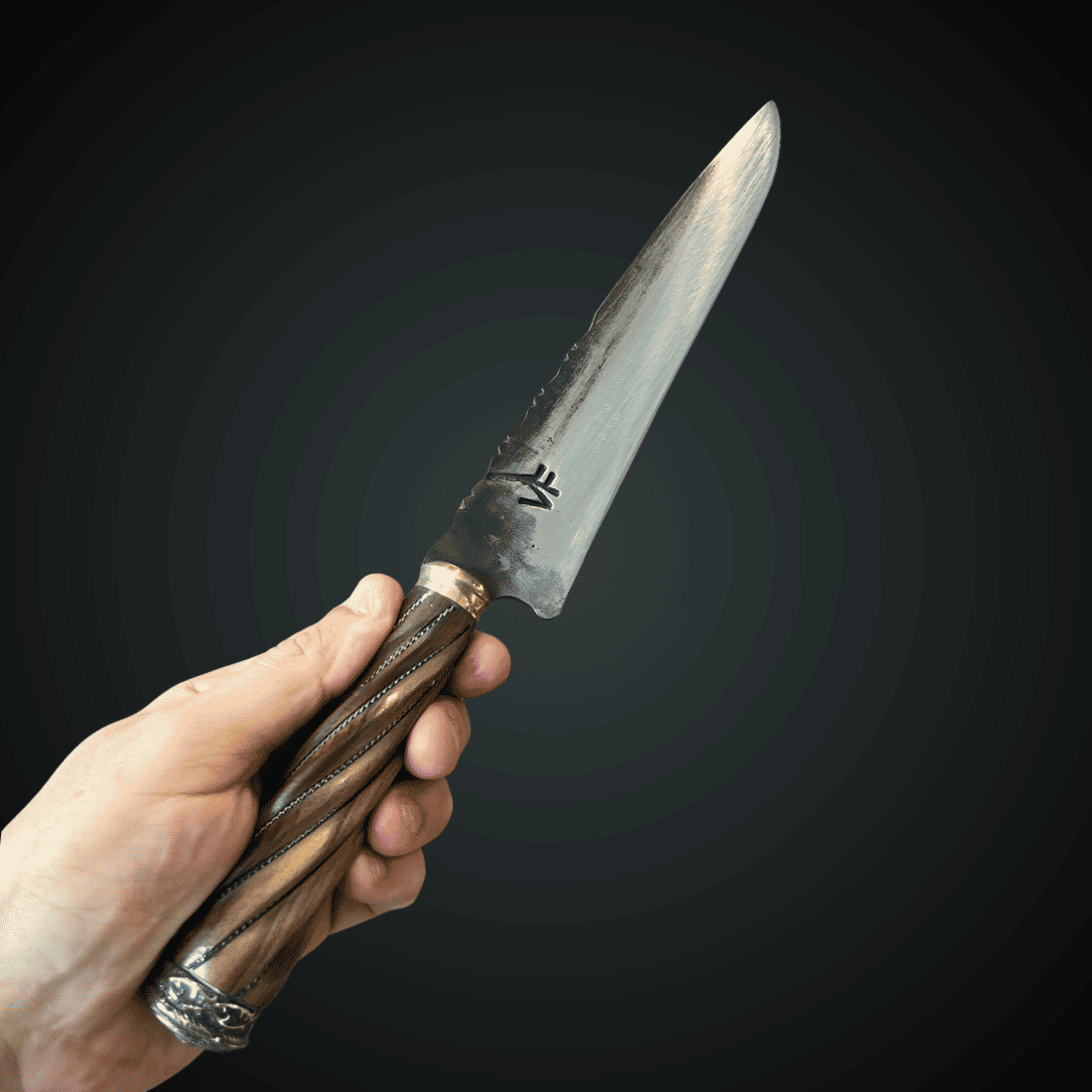 Faca Churrasco 8“ VF Paleteada Carbono 1070 - Cabo Retovado Madeira - Bainha Couro Cru Faca Churrasco 8“ VF Paleteada Carbono 1070 - Cabo Retovado Madeira - Bainha Couro Cru