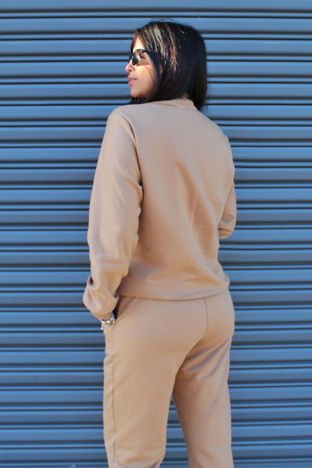 Conjunto moletom felpado flanelado feminino blusa manga longae calça jogger Detalhe do moletom peluciado Soho com avesso felpado e estrutura encorpada.