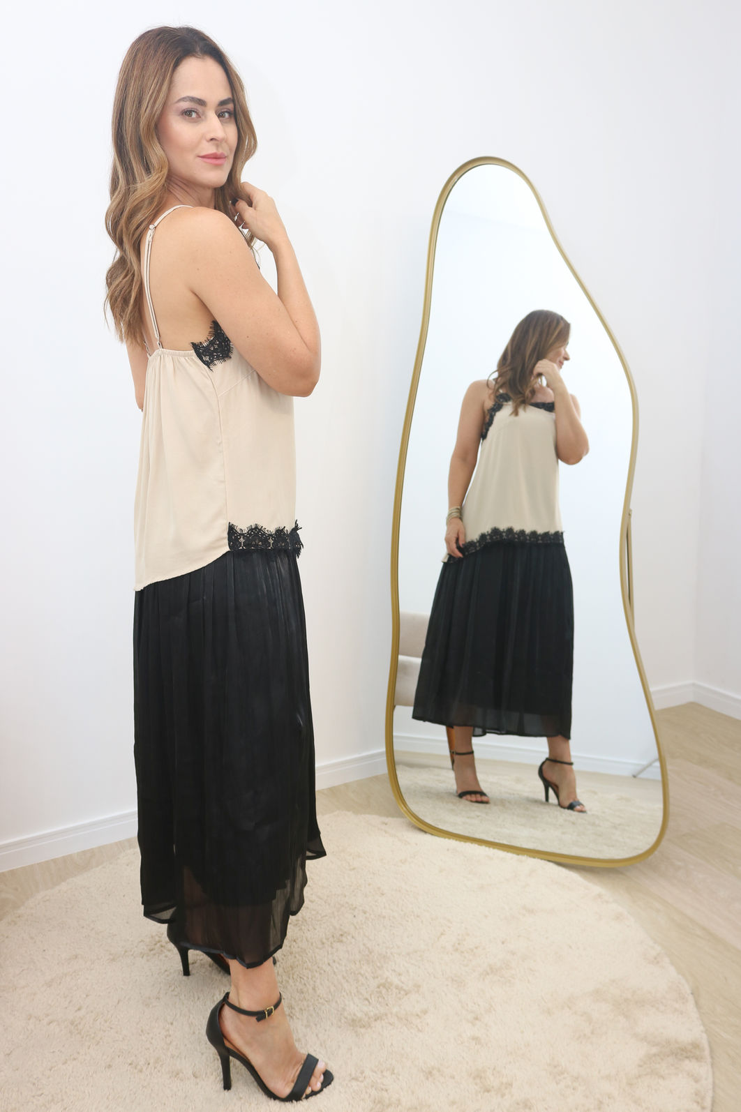 Blusa de Alças com Renda Tecido Plano Viscose - Bege Blusa de Alças com Renda Tecido Plano Viscose - Bege