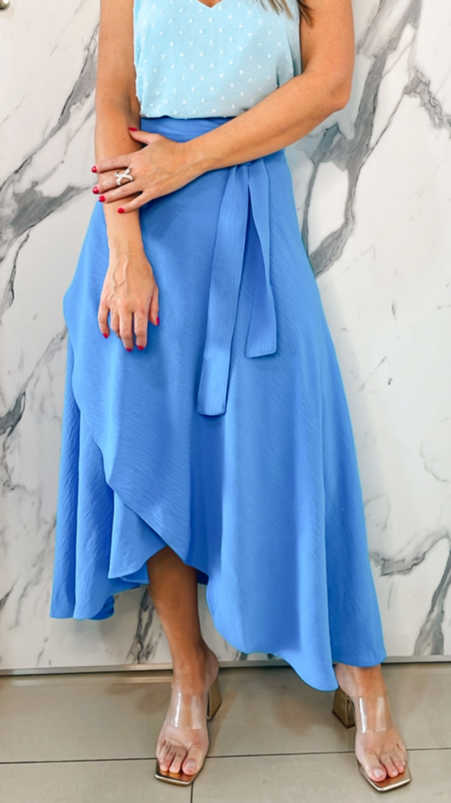 Saia Envelope Midi com Presilha - Tecido Plano - Azul Médio Saia Envelope Midi com Presilha - Tecido Plano - Azul Médio