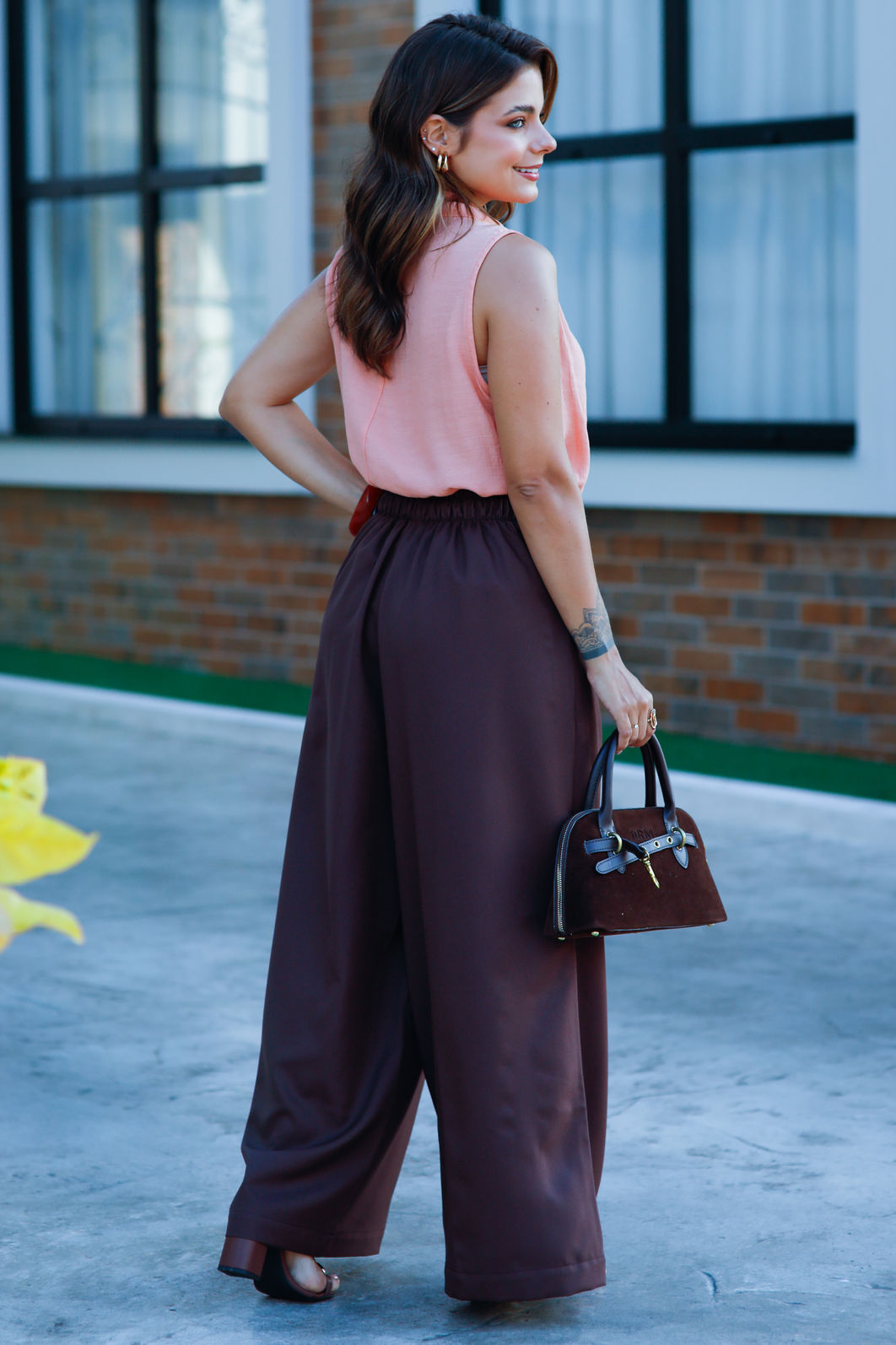 Calça Pantalona Nice em Tecido Plano Crepe Encorpado - Marrom Calça Pantalona Nice em Tecido Plano Crepe Encorpado - Marrom