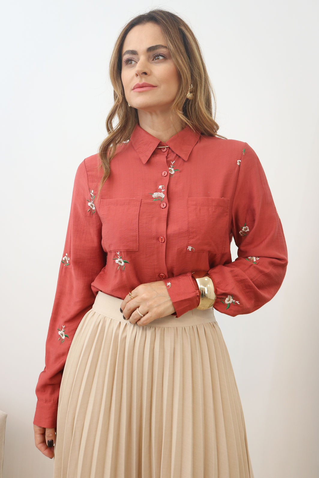 Camisa Bordada Tecido Plano  - Argila