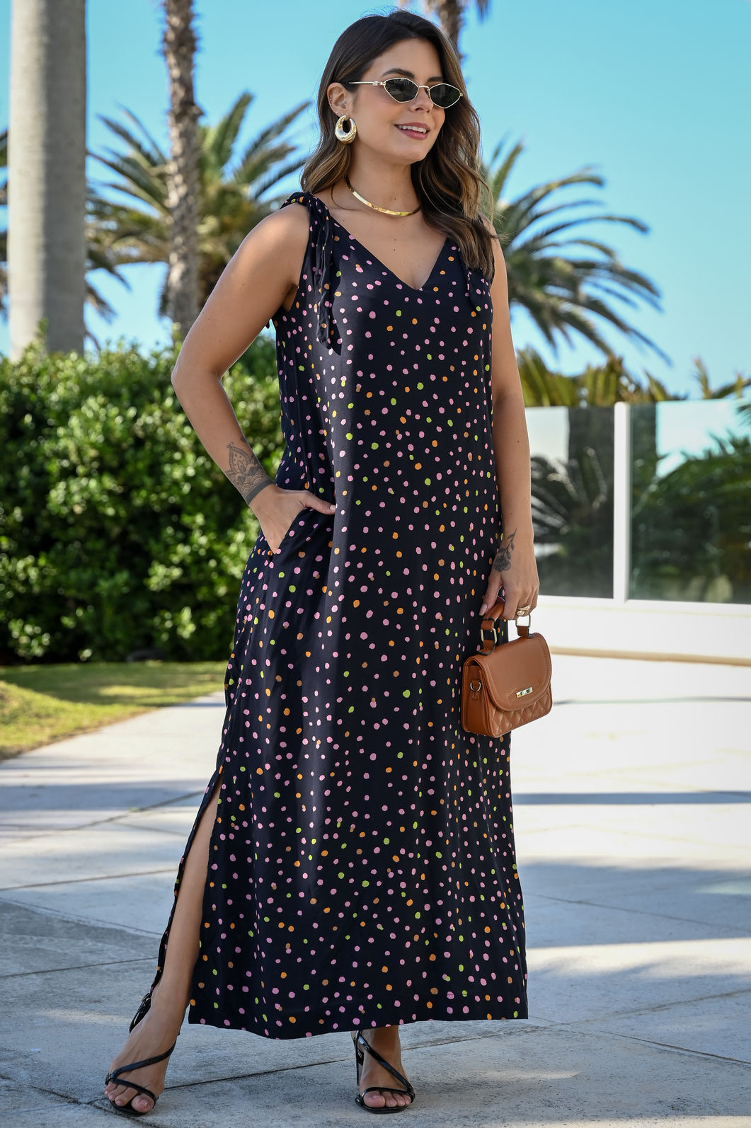 Vestido Midi Feminino Alice Estampa Poá Colorido com Preto e Alças para Amarrar Vestido Midi Feminino Alice Estampa Poá Colorido com Preto e Alças para Amarrar