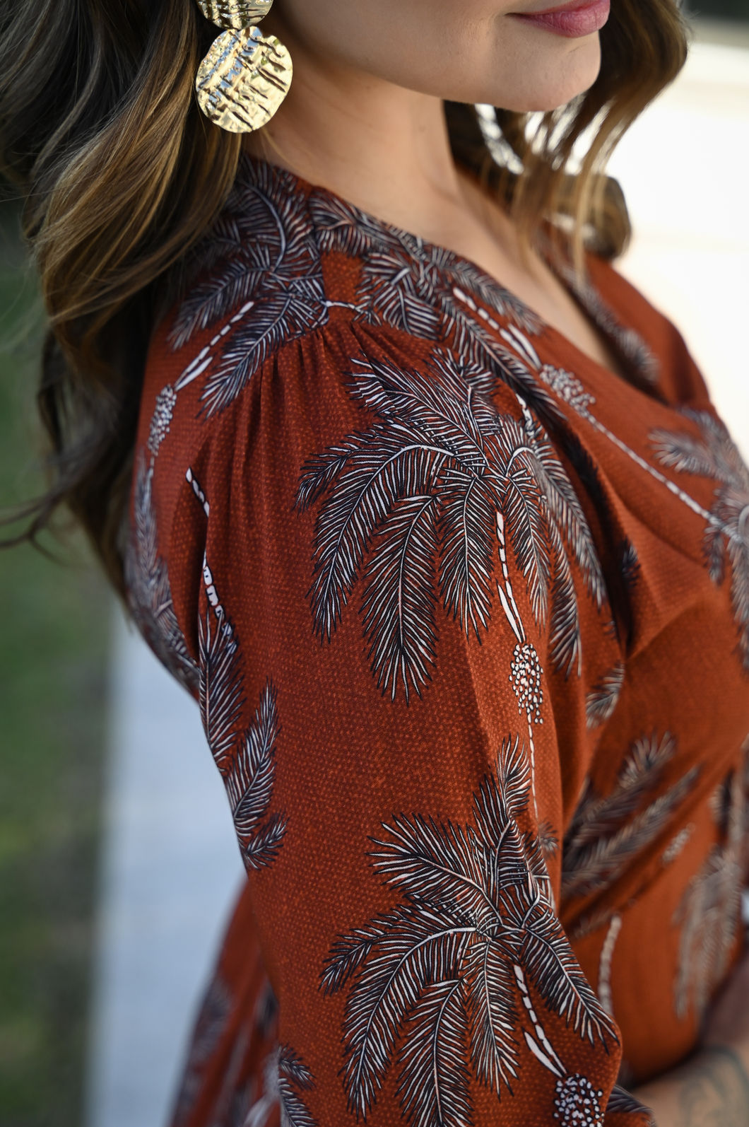 Vestido Florita em Tecido Plano de Viscose com Estampa Coqueiros Fundo Marrom - Comprimento Midi