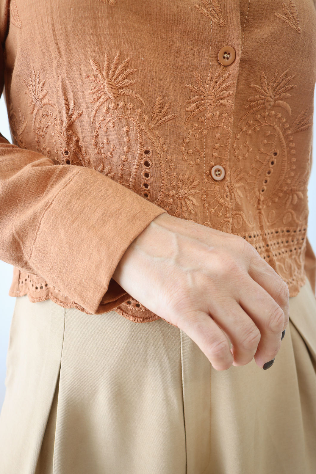 Camisa Alfaiataria com Bordado - Terroso Camisa Alfaiataria com Bordado - Terroso