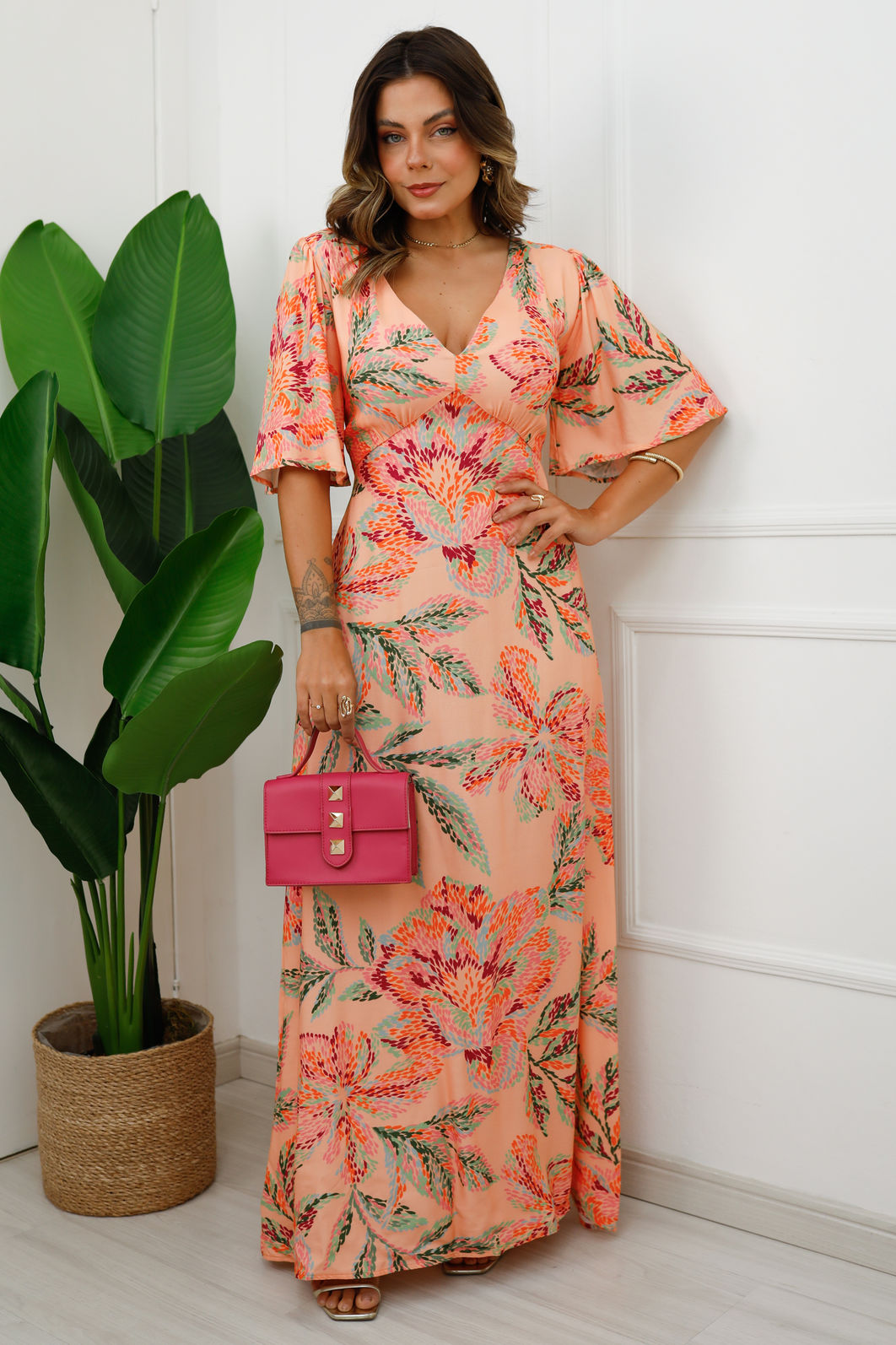 Vestido Amarena - Tecido Plano de Viscose Sarjada - Estampa Flores Artísticas Fundo Coral