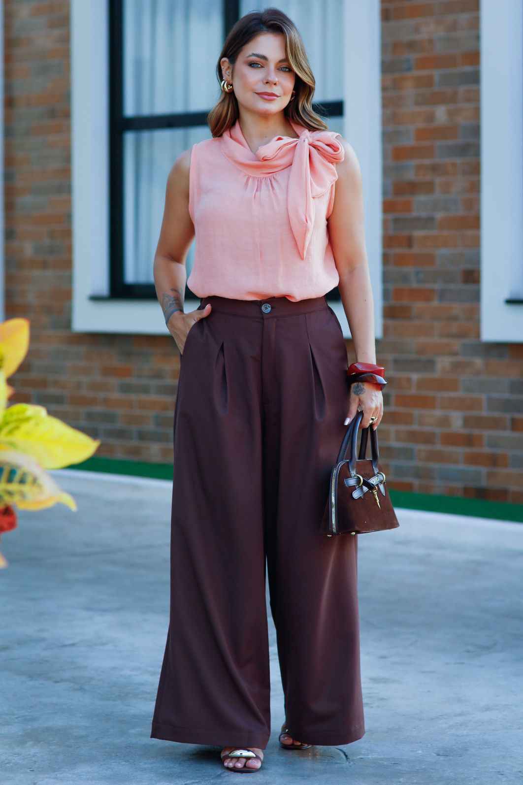 Calça Pantalona Nice em Tecido Plano Crepe Encorpado - Marrom Calça Pantalona Nice em Tecido Plano Crepe Encorpado - Marrom