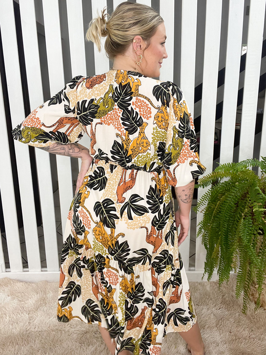 Vestido de Tecido Plano de Viscose - Florita - Estampa Onça e Folhagens Vestido de Tecido Plano de Viscose - Florita - Estampa Onça e Folhagens