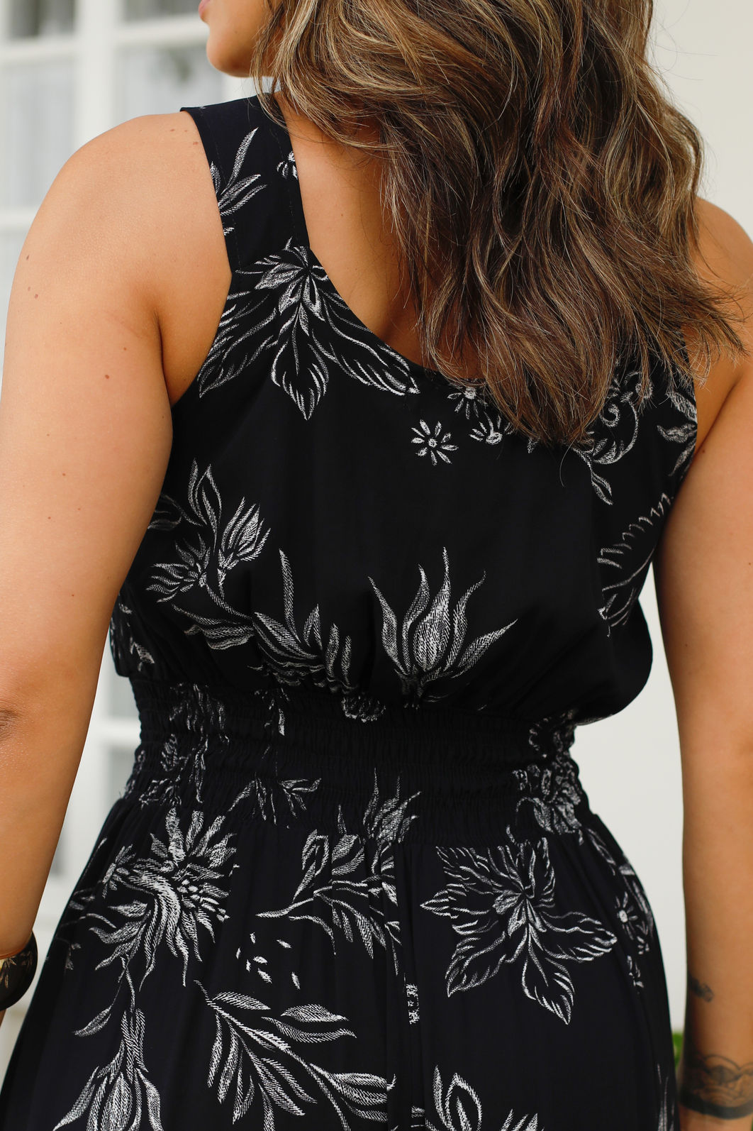 Vestido Lisiana em Tecido Plano de Viscose - Estampa Floral Preto e Branco Vestido Lisiana em Tecido Plano de Viscose - Estampa Floral Preto e Branco