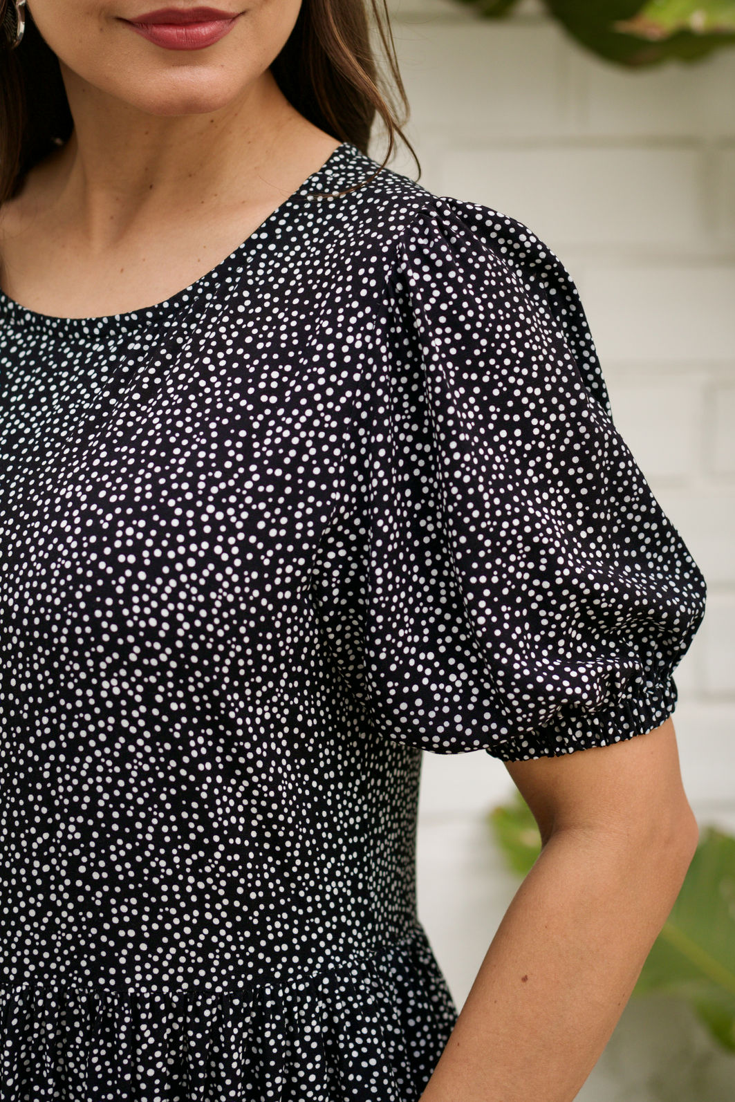 Vestido Ketlin em Tecido Plano de Viscose Preto com Poá Branco Vestido Ketlin em Tecido Plano de Viscose Preto com Poá Branco