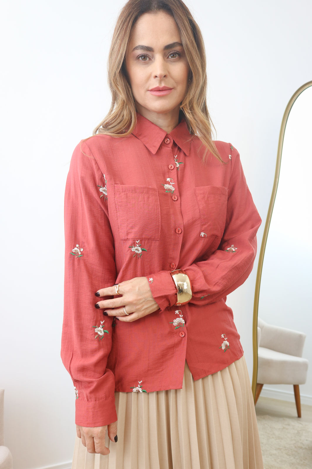 Camisa Bordada Tecido Plano  - Argila