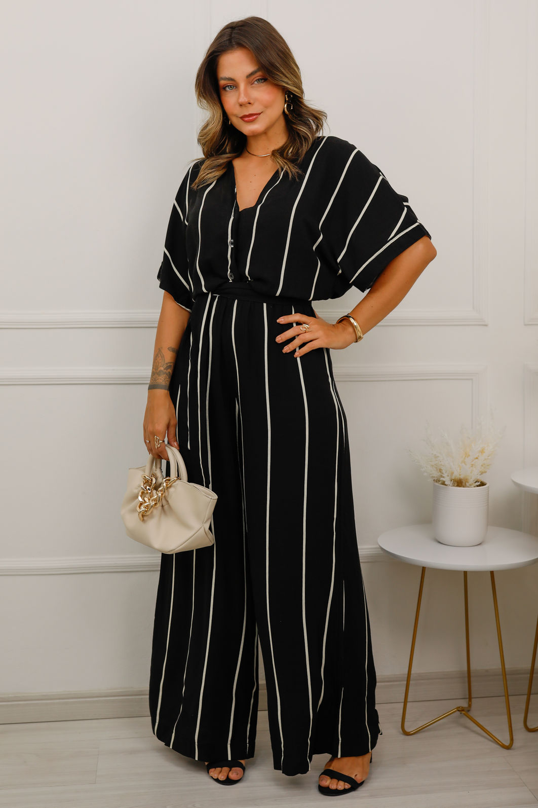 Macacão Ana Elisa - Tecido Plano de Viscose Flamê - Listras Preto e Branco Macacão Ana Elisa - Tecido Plano de Viscose Flamê - Listras Preto e Branco