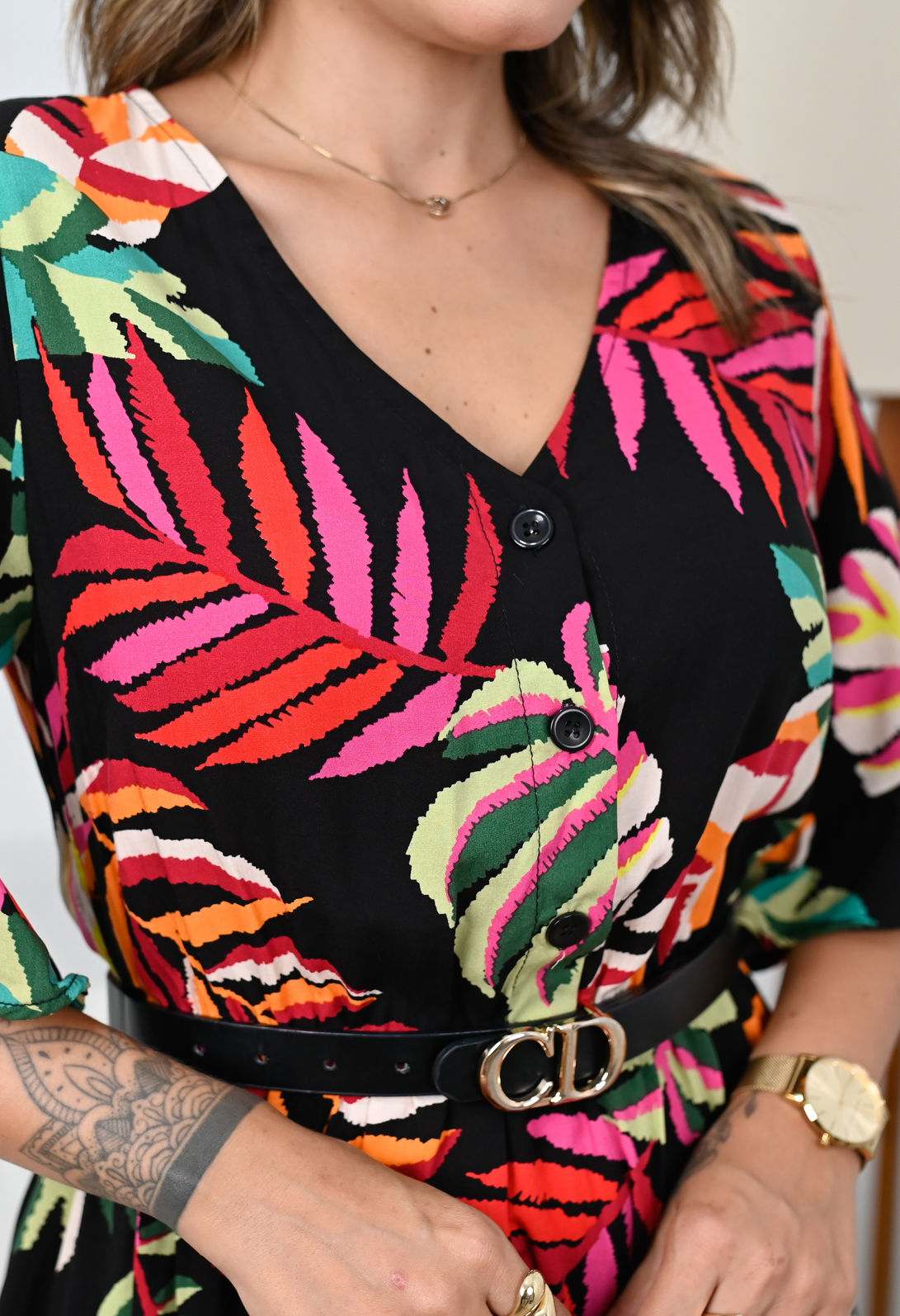 Vestido de Tecido Plano de Viscose - Beatriz - Curto - Estampa Folhas Coloridas em Fundo Preto Vestido de Tecido Plano de Viscose - Beatriz - Curto - Estampa Folhas Coloridas em Fundo Preto