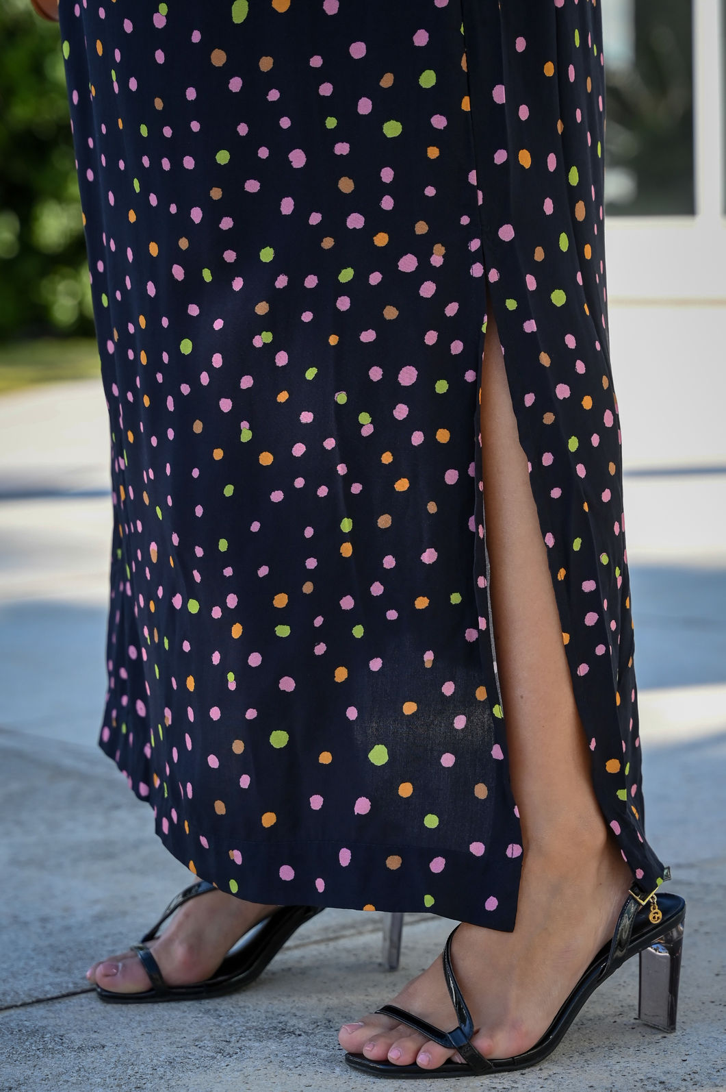 Vestido Midi Feminino Alice Estampa Poá Colorido com Preto e Alças para Amarrar Vestido Midi Feminino Alice Estampa Poá Colorido com Preto e Alças para Amarrar