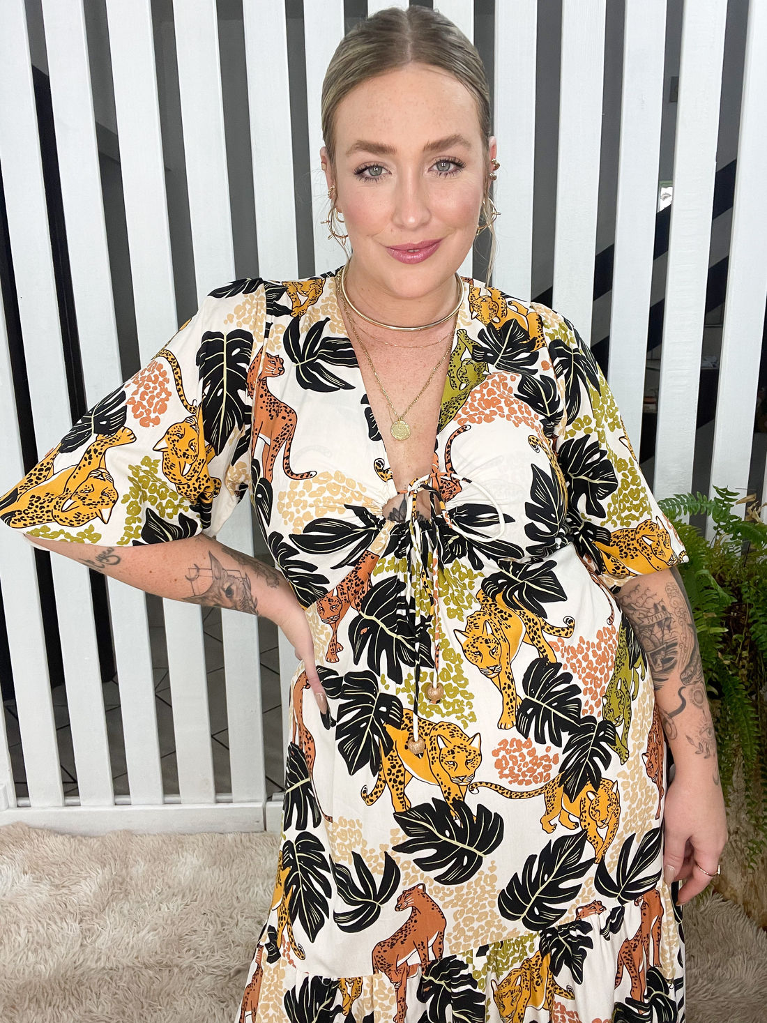 Vestido de Tecido Plano de Viscose - Florita - Estampa Onça e Folhagens Vestido de Tecido Plano de Viscose - Florita - Estampa Onça e Folhagens