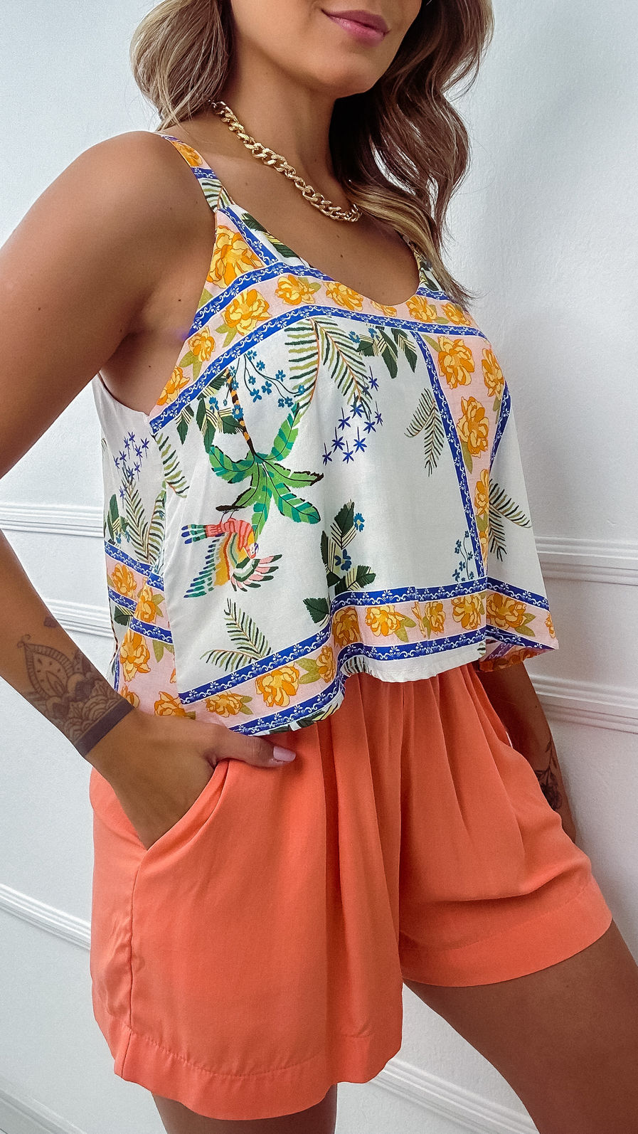 Blusa de Alça Aurora em Viscose - Estampa Tropical Geométrico Blusa de Alça Aurora em Viscose - Estampa Tropical Geométrico