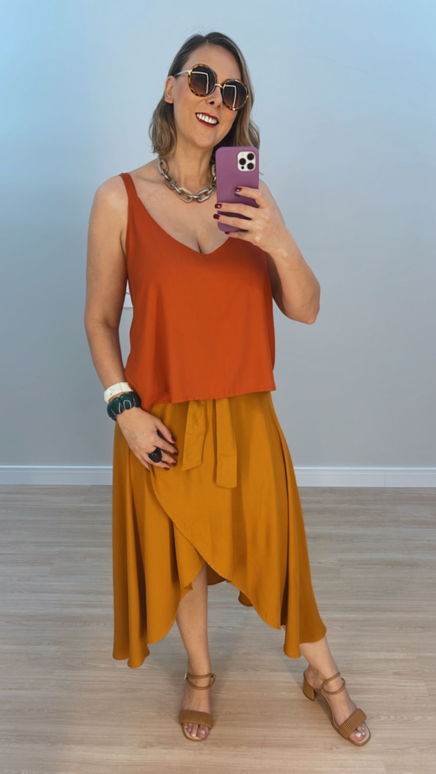 Saia Envelope Midi com Presilha - Tecido Plano - Amarelo Queimado Saia Envelope Midi com Presilha - Tecido Plano - Amarelo Queimado