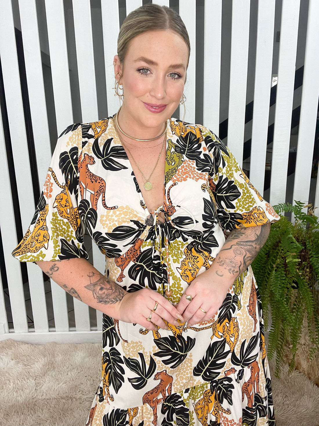 Vestido de Tecido Plano de Viscose - Florita - Estampa Onça e Folhagens Vestido de Tecido Plano de Viscose - Florita - Estampa Onça e Folhagens