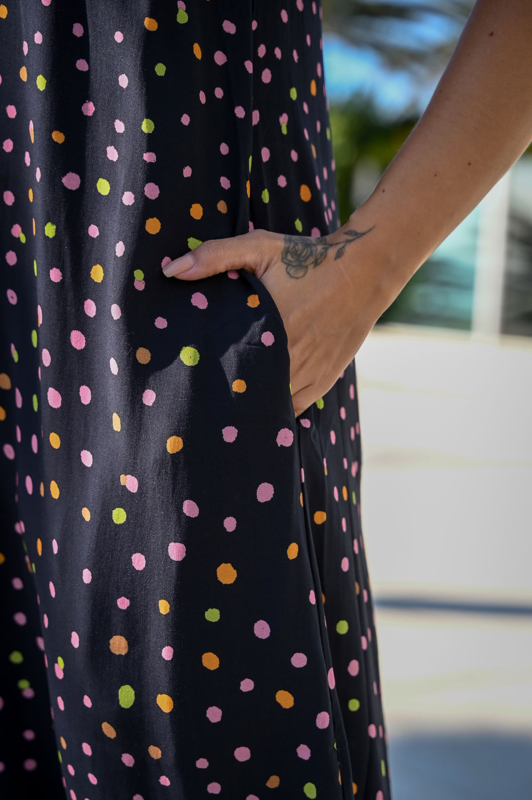 Vestido Midi Feminino Alice Estampa Poá Colorido com Preto e Alças para Amarrar Vestido Midi Feminino Alice Estampa Poá Colorido com Preto e Alças para Amarrar