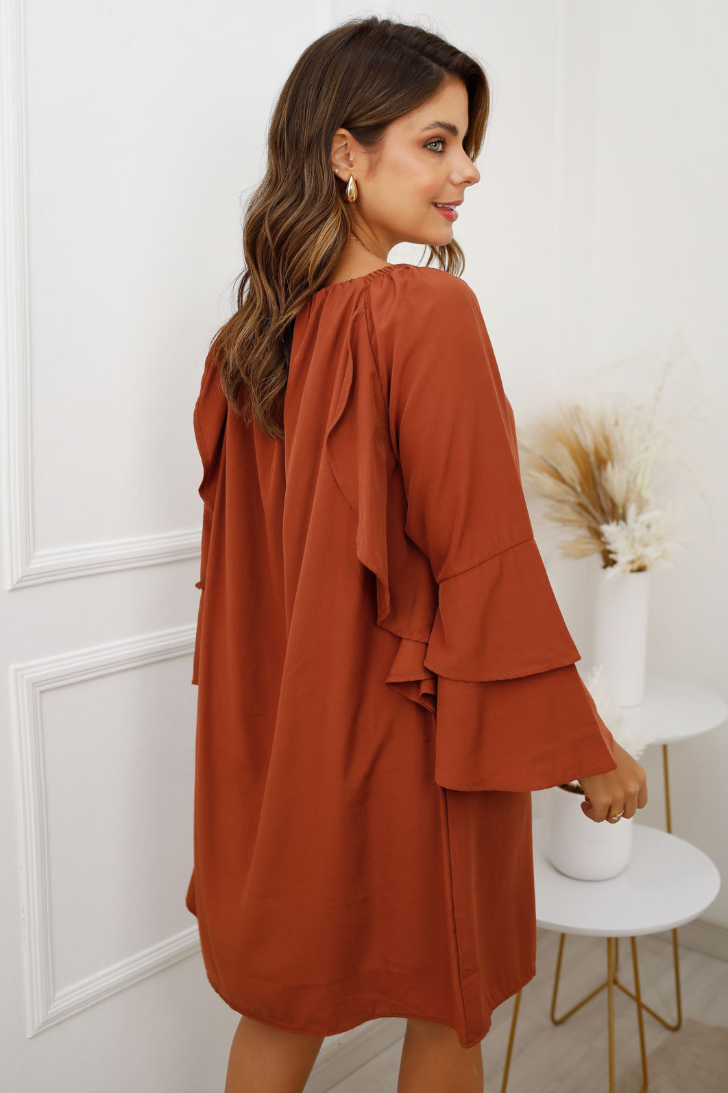 Vestido Babados de Tecido Acetinado - Marrom Terroso Vestido Babados de Tecido Acetinado - Marrom Terroso