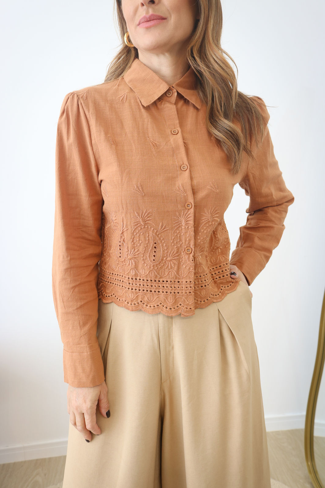 Camisa Alfaiataria com Bordado - Terroso Camisa Alfaiataria com Bordado - Terroso