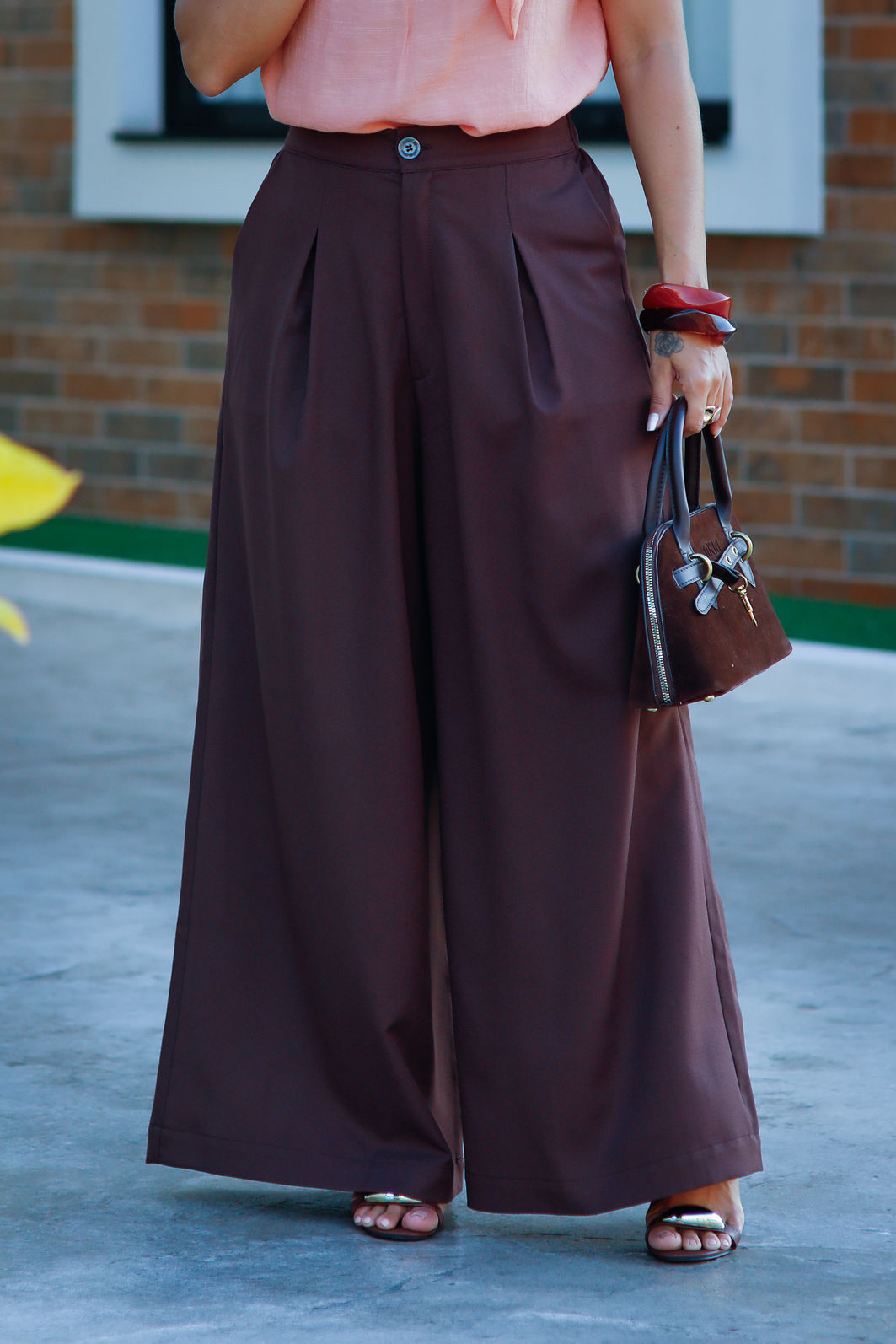 Calça Pantalona Nice em Tecido Plano Crepe Encorpado - Marrom Calça Pantalona Nice em Tecido Plano Crepe Encorpado - Marrom