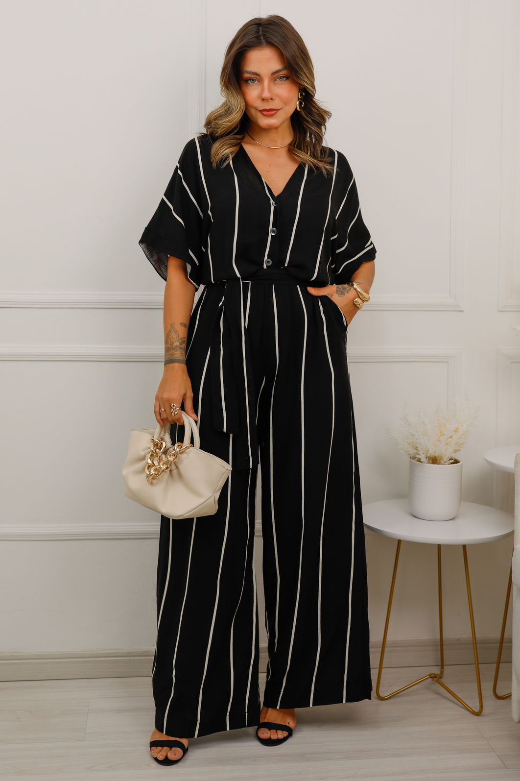 Macacão Ana Elisa - Tecido Plano de Viscose Flamê - Listras Preto e Branco Macacão Ana Elisa - Tecido Plano de Viscose Flamê - Listras Preto e Branco