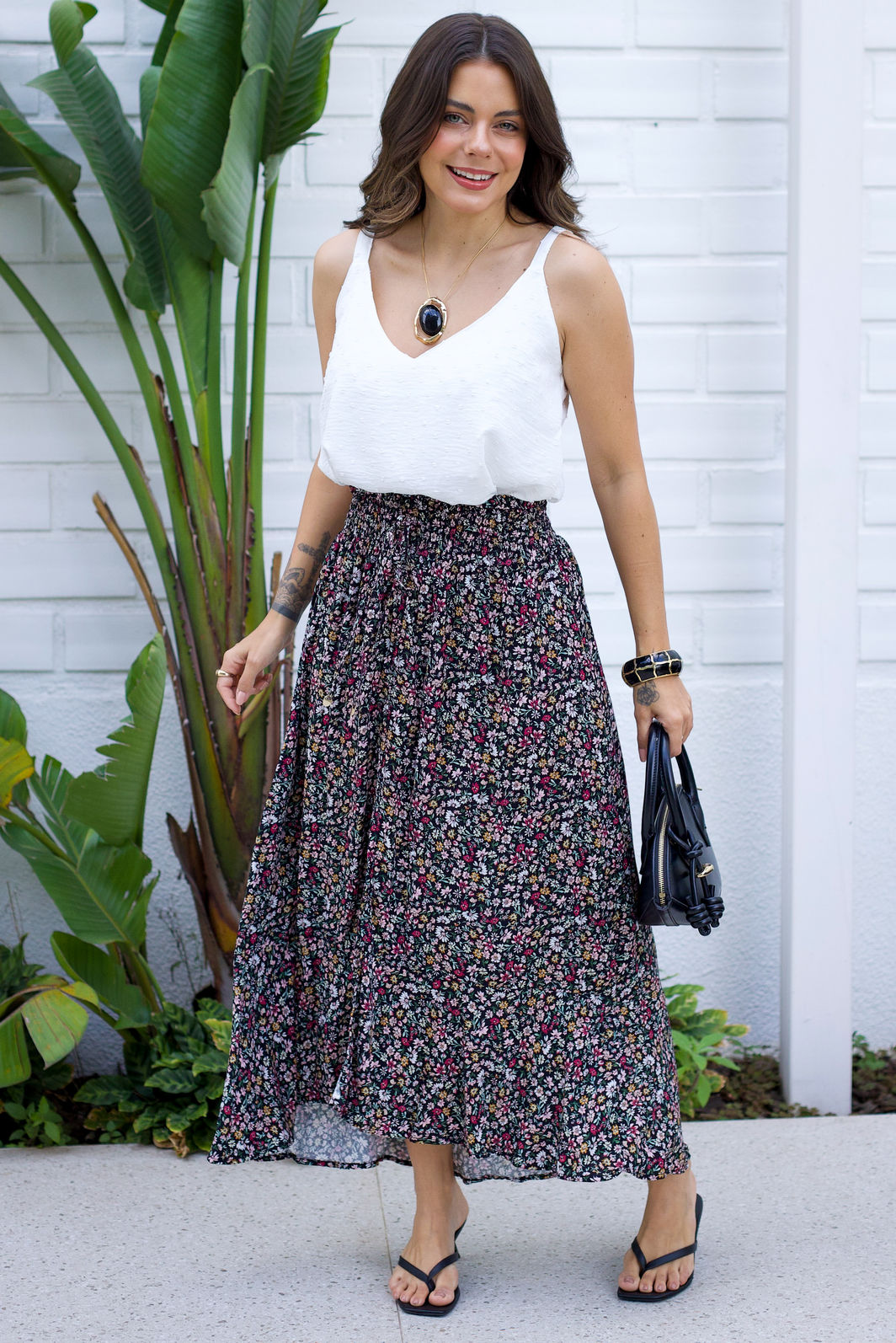 Saia Luciana Midi - Tecido Plano de Viscose - Floral Liberty Fundo Preto Saia Luciana Midi - Tecido Plano de Viscose - Floral Liberty Fundo Preto
