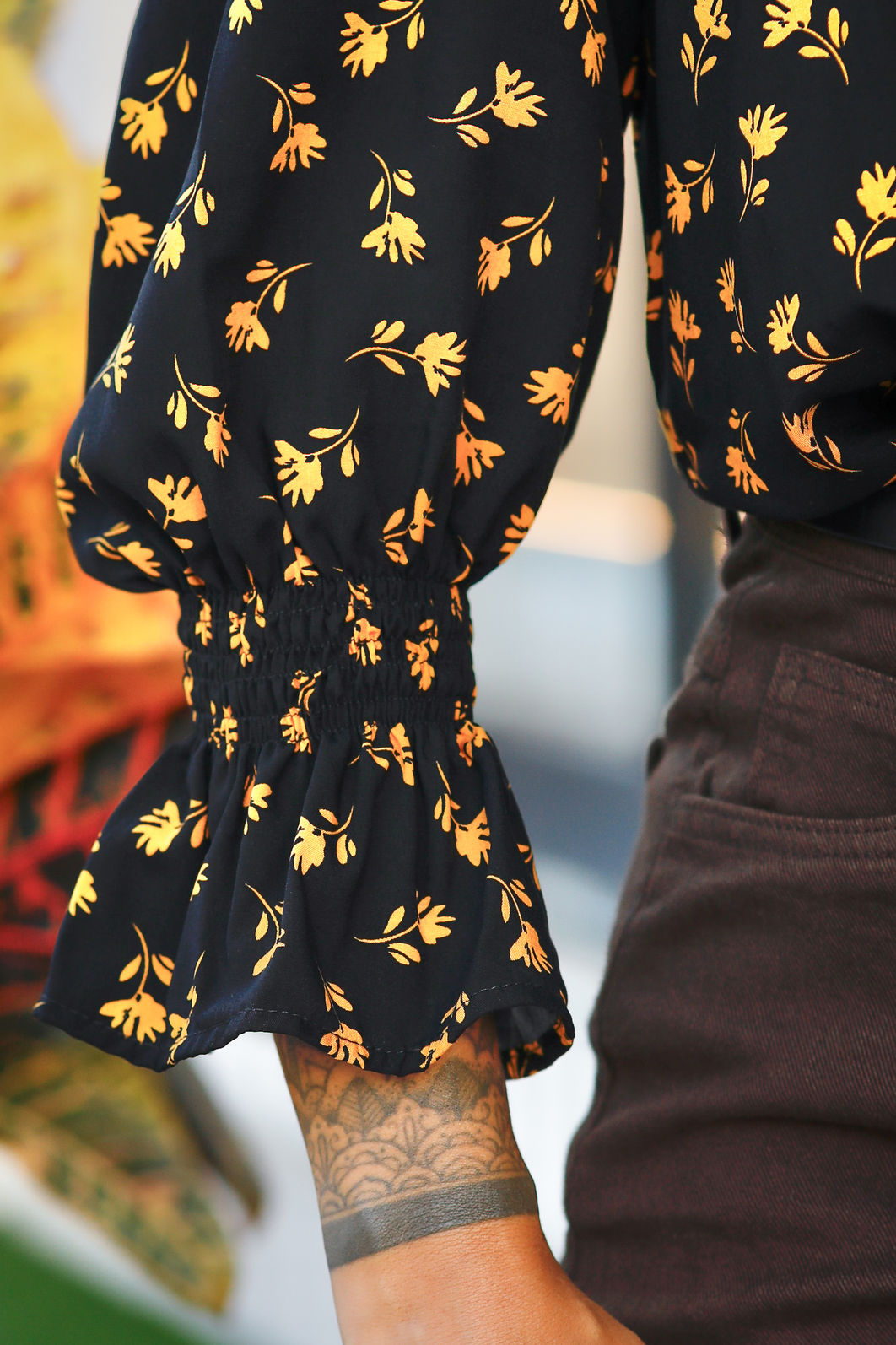 Blusa Lucy - Tecido Plano de Viscose - Estampa Floral Liberty ouro com Fundo Preto Blusa Lucy - Tecido Plano de Viscose - Estampa Floral Liberty ouro com Fundo Preto