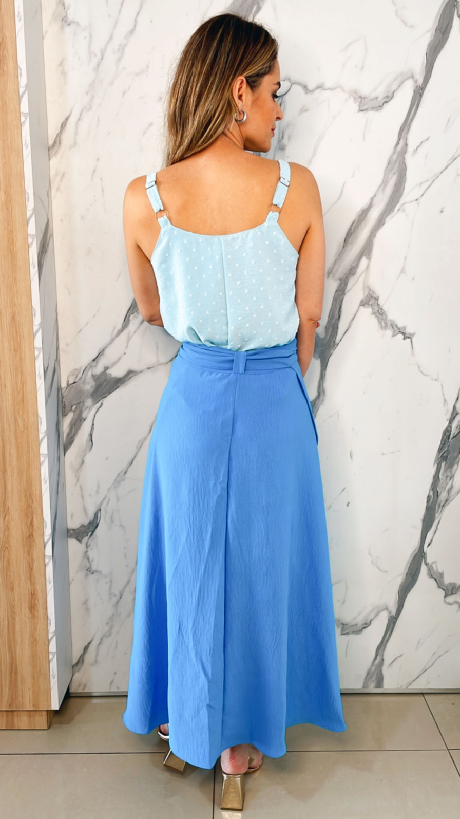 Saia Envelope Midi com Presilha - Tecido Plano - Azul Médio Saia Envelope Midi com Presilha - Tecido Plano - Azul Médio