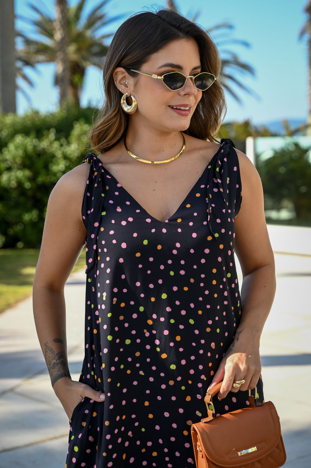 Vestido Midi Feminino Alice Estampa Poá Colorido com Preto e Alças para Amarrar Vestido Midi Feminino Alice Estampa Poá Colorido com Preto e Alças para Amarrar