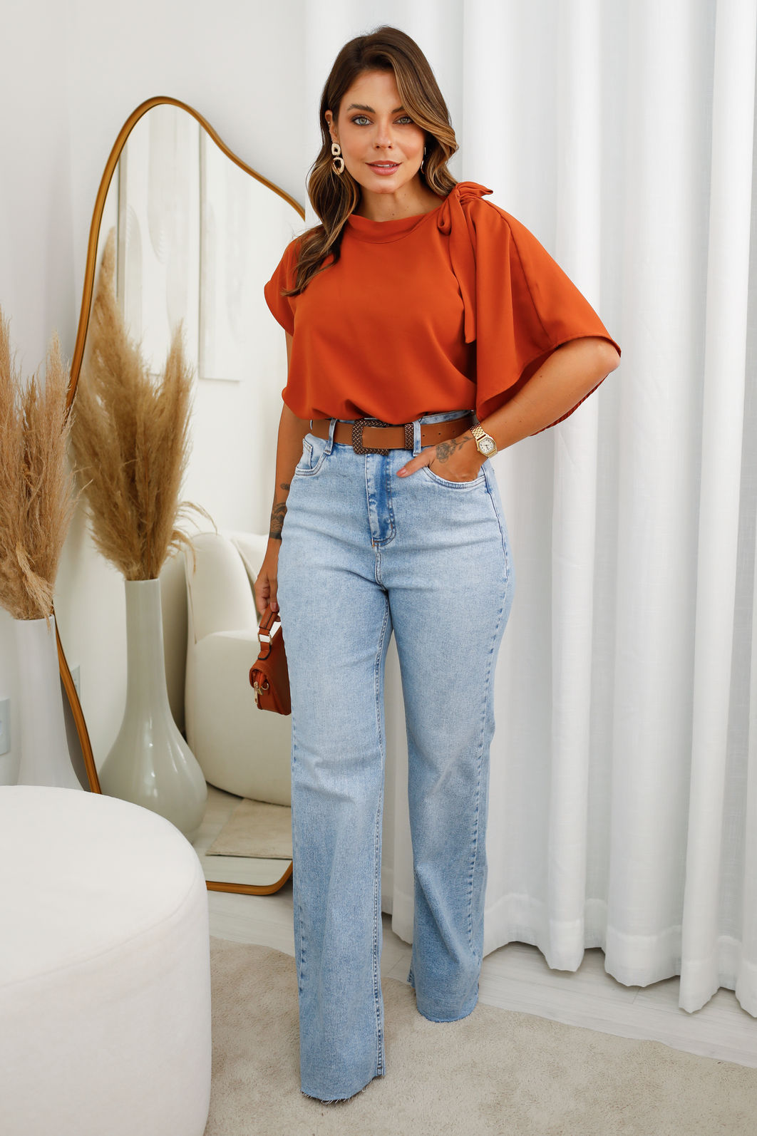 Calça Jeans com Elastano - Modelagem Wide Leg Cintura Alta com Corte a Fio - Azul Claro Calça Jeans com Elastano - Modelagem Wide Leg Cintura Alta com Corte a Fio - Azul Claro