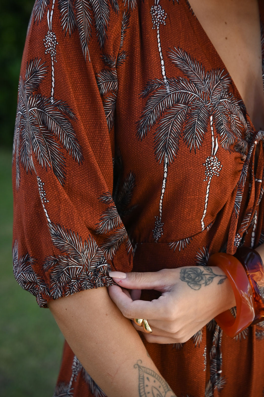 Vestido Florita em Tecido Plano de Viscose com Estampa Coqueiros Fundo Marrom - Comprimento Midi