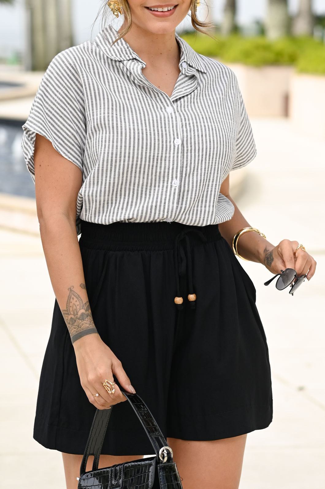 Shorts Sara em Tecido Plano de Viscose - Com bolsos - Preto Shorts Sara em Tecido Plano de Viscose - Com bolsos - Preto