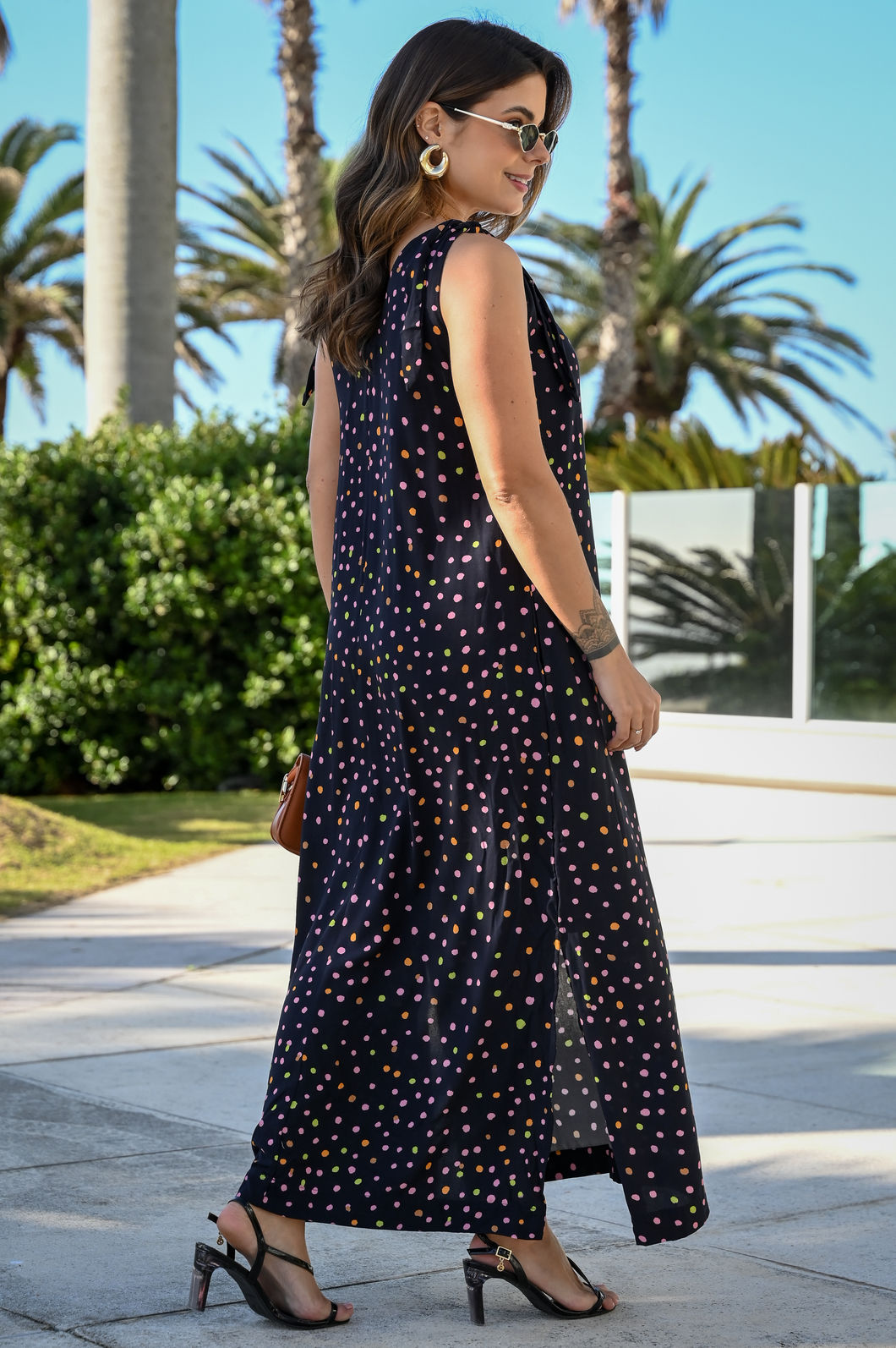 Vestido Midi Feminino Alice Estampa Poá Colorido com Preto e Alças para Amarrar Vestido Midi Feminino Alice Estampa Poá Colorido com Preto e Alças para Amarrar