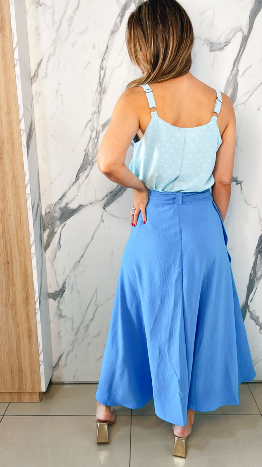 Saia Envelope Midi com Presilha - Tecido Plano - Azul Médio Saia Envelope Midi com Presilha - Tecido Plano - Azul Médio