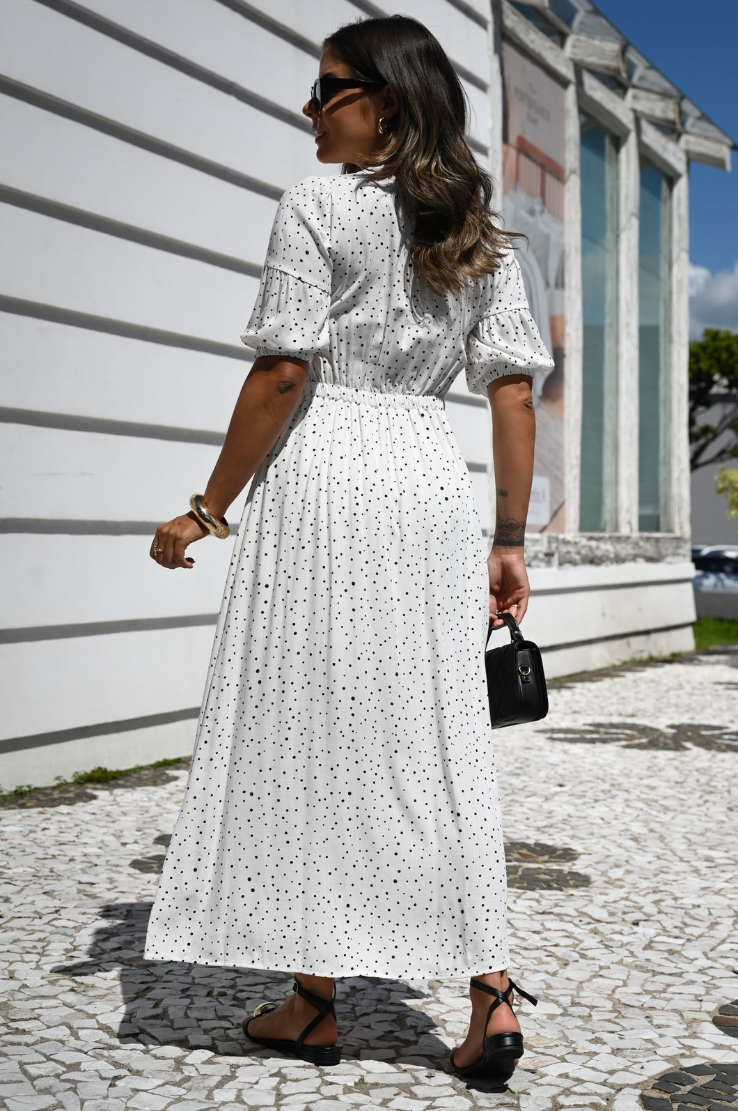 Vestido Emily em Tecido Plano de Viscose - Manga 3/4 - Estampa Poá Fundo Branco COM FORRO Vestido Emily em Tecido Plano de Viscose - Manga 3/4 - Estampa Poá Fundo Branco COM FORRO