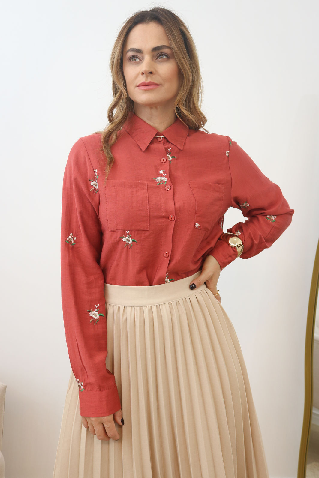 Camisa Bordada Tecido Plano  - Argila